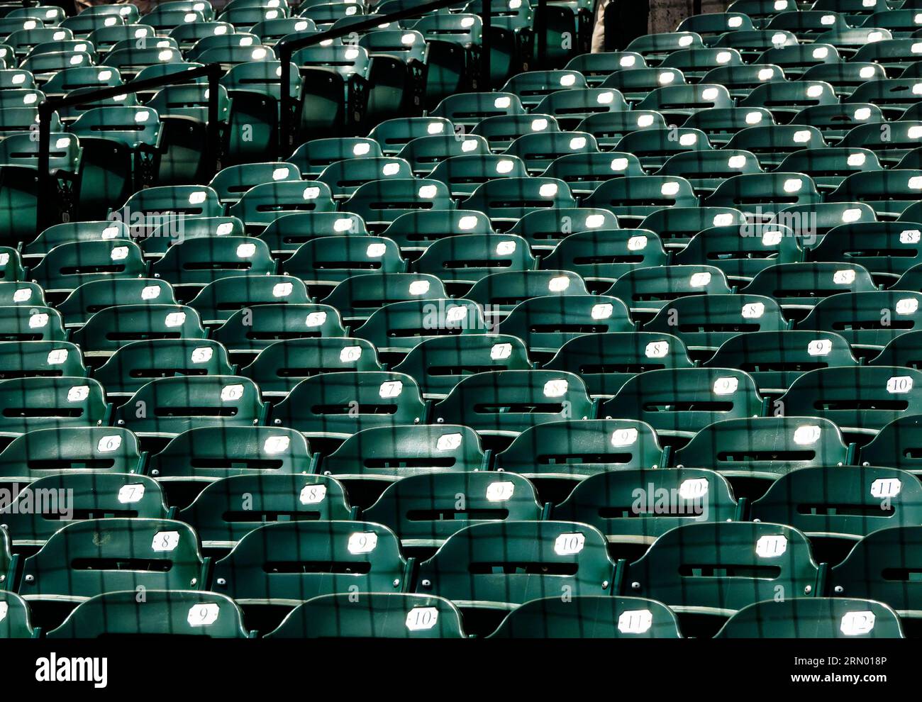 BALTIMORA, MD - AGOSTO 30: Il sole riflette i posti a sedere dello stadio prima di una partita giornaliera tra i Baltimore Orioles e i Chicago White Sox, il 3 agosto Foto Stock