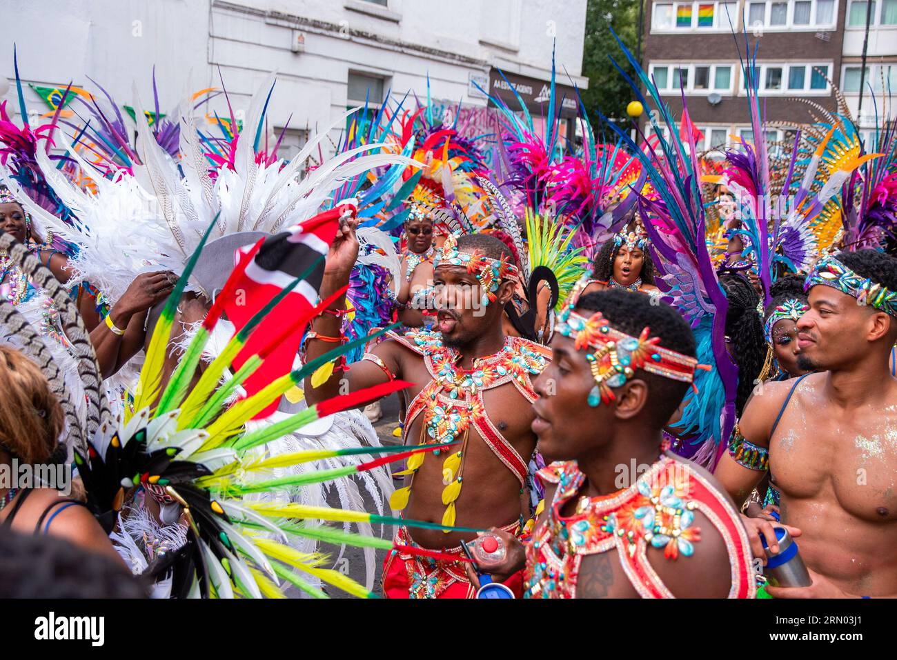 Londra, Regno Unito. 28 agosto 2023. La folla colorata balla, canta e cammina sulla sfilata del Carnevale di Notting Hill a Londra. Il Carnevale di Notting Hill è uno dei più grandi festival di strada del mondo. È iniziato nel 1966, ma ha avuto origine con il Carnevale caraibico organizzato nel 1959 con la comunità di immigrati da Trinidad e Tobago. Quest'anno il Carnevale di Notting Hill segna il 50° anniversario dell'introduzione dei sistemi audio e delle band Mas. Inoltre segna il 75° anniversario dell'arrivo dei passeggeri dell'Empire Windrush nel Regno Unito. (Immagine di credito: © KR Foto Stock