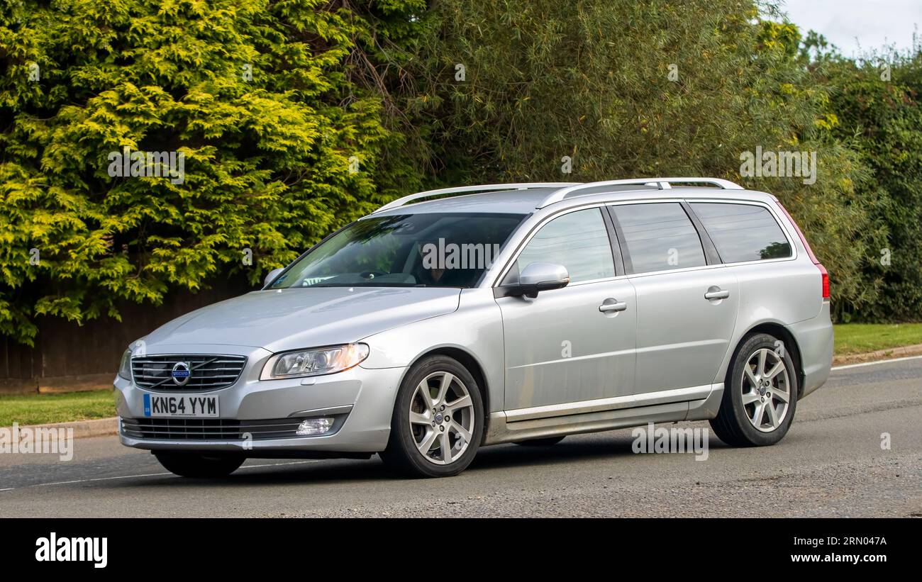 Whittlebury, Northants, Regno Unito - 27 agosto 2023: Una station wagon Volvo V70 argento del 2014 che viaggia su una strada di campagna inglese Foto Stock