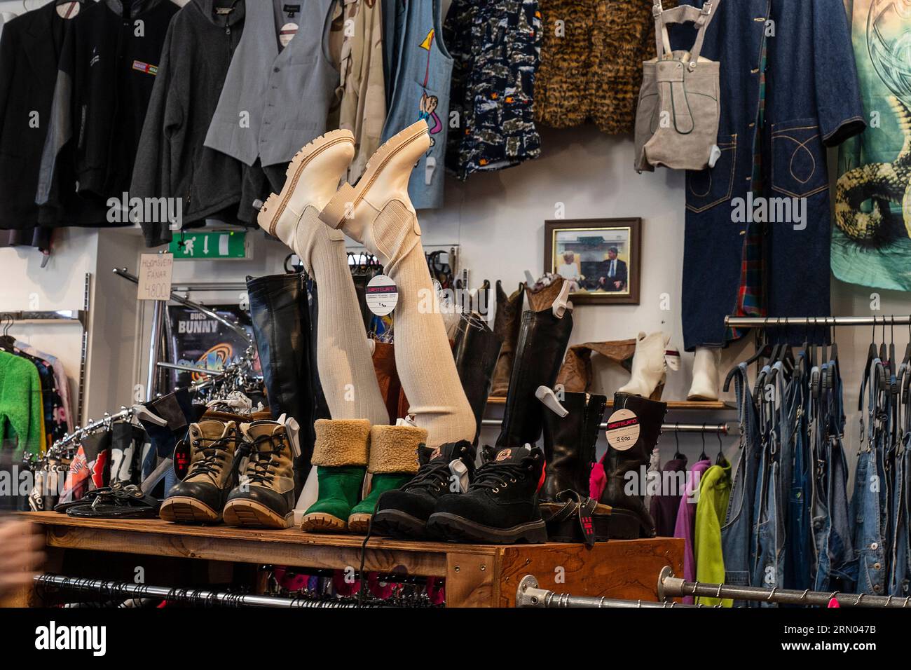 Interno dello Sputnik Vintage Store a Reykjavik, Islanda. Abbigliamento da strada di seconda mano e accessori degli anni '80 e '90 Foto Stock