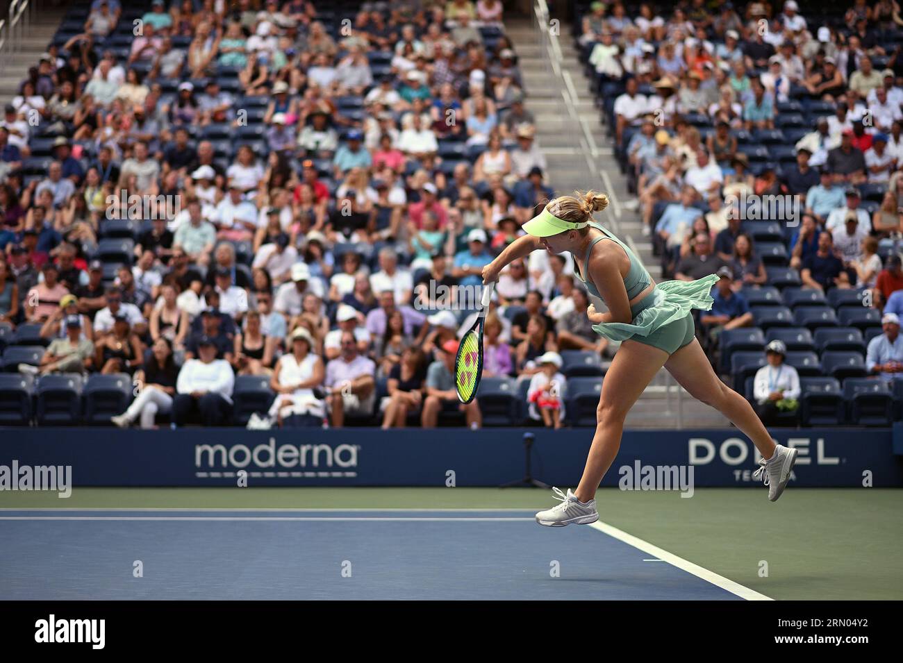 New York, USA. 30 agosto 2023. La tennista australiana Daria Saville gioca contro la polacca IgA Swiatek durante il secondo turno di singolare femminile al torneo di tennis US Open 2023, tenutosi a Flushing Meadow Corona Park nel Queens, New York, NY, 30 agosto 2023. (Foto di Anthony Behar/Sipa USA) credito: SIPA US/Alamy Live News Foto Stock