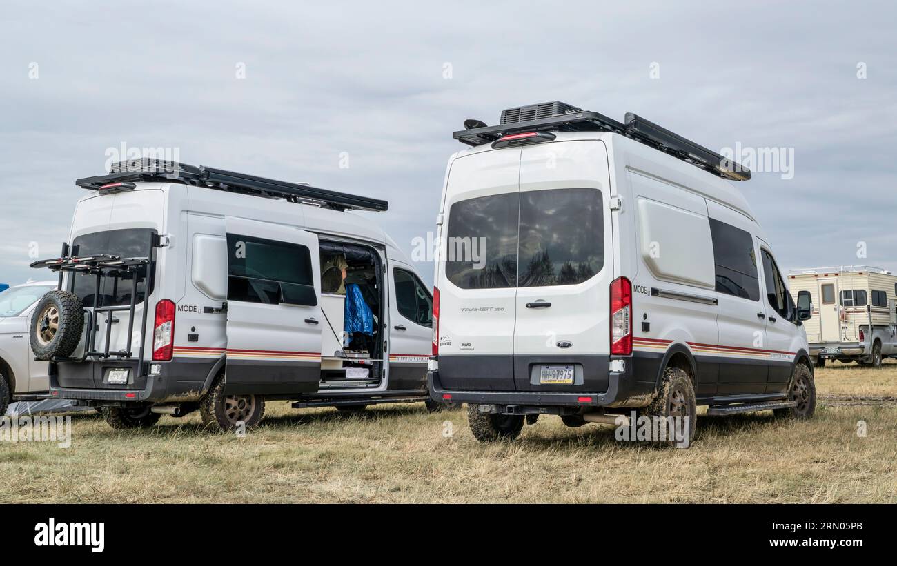 Loveland, CO, USA - 26 agosto 2023: Due Storyteller Overland Mode LT, furgoni camper 4x4 basati su telai Ford Transit. Foto Stock