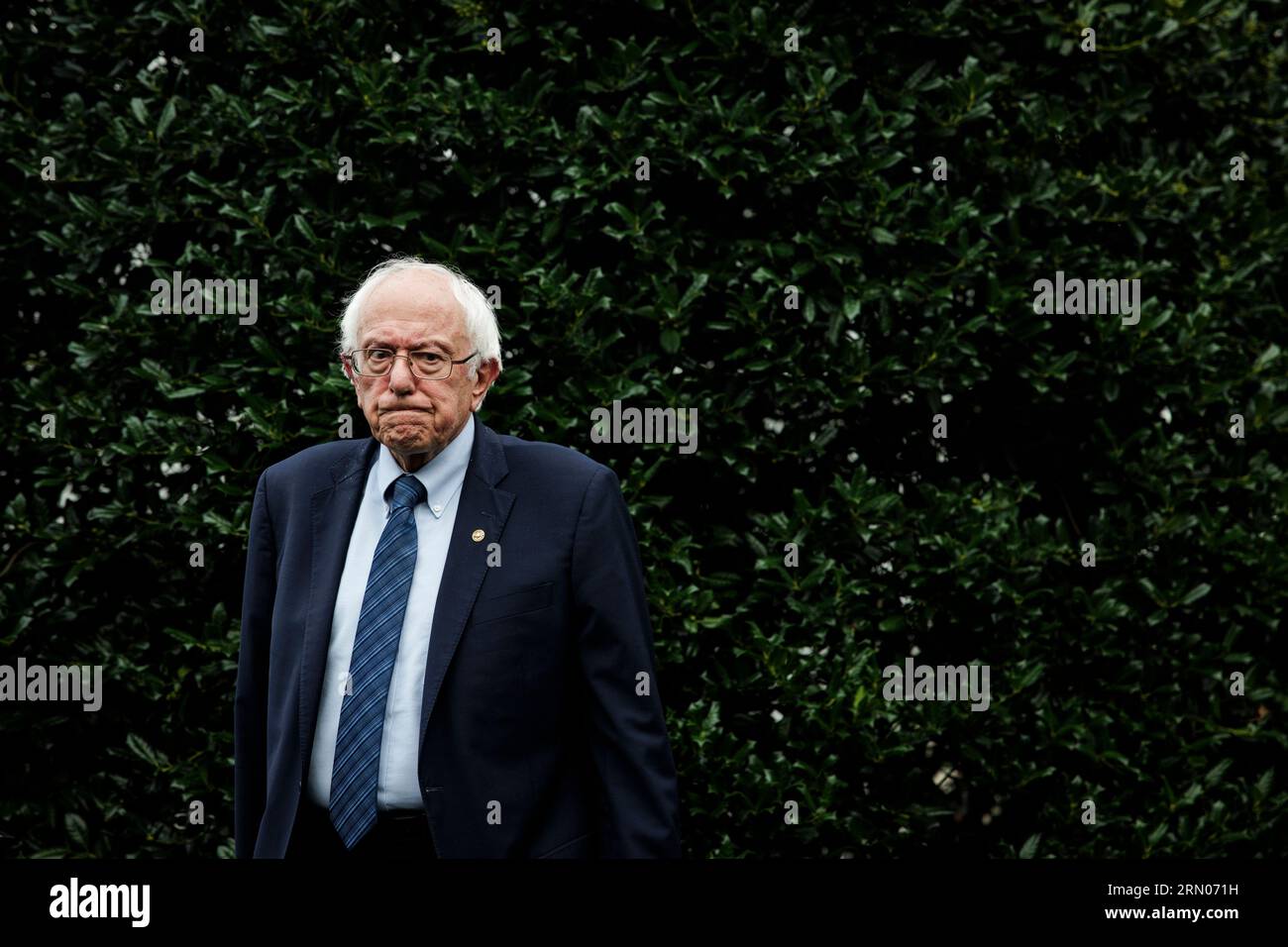 Il senatore degli Stati Uniti Bernie Sanders (indipendente del Vermont) parla ai giornalisti di fronte all'ala ovest della Casa Bianca a Washington, DC dopo aver incontrato il presidente degli Stati Uniti Joe Biden alla Casa Bianca il 30 agosto 2023. Credito: Samuel Corum/Pool via CNP /MediaPunch Foto Stock