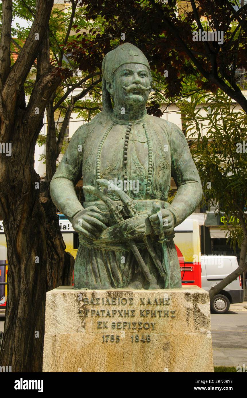 Grecia: Vasilios Chalis (1785 - 1846), leader cretese nella grande Guerra d'indipendenza (Rivoluzione greca) del 1821, Piazza 1866, la Canea (Hania), Creta. La Guerra d'indipendenza greca, nota anche come Rivoluzione greca o Rivoluzione greca del 1821, fu una guerra d'indipendenza di successo dei rivoluzionari greci contro l'Impero ottomano tra il 1821 e il 1829. Tuttavia, la partecipazione cretese alla rivoluzione fu ampia, ma non riuscì a ottenere la liberazione dal dominio turco a causa dell'intervento egiziano sull'isola. Foto Stock