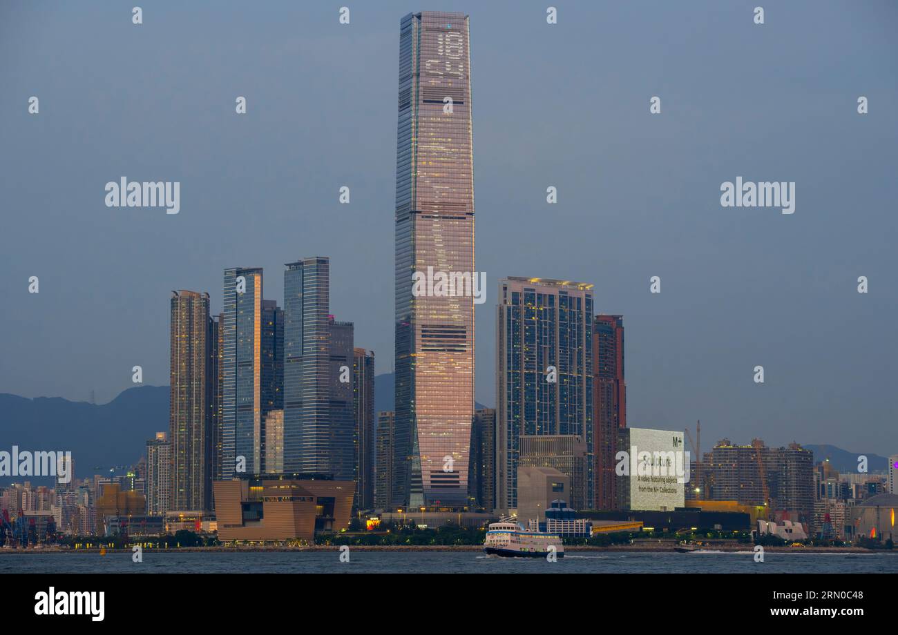 L'ICC International Commerce Centre e il nuovissimo museo M+ di cultura visiva di Hong Kong, Victoria Harbour, Hong Kong, Cina. Foto Stock
