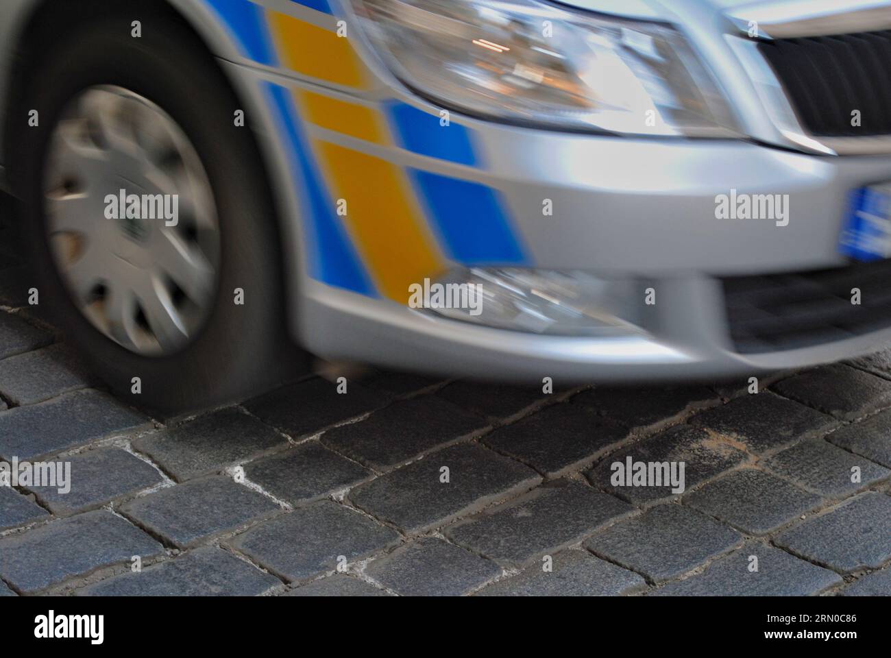 Auto della polizia ceca nel movimento. Foto Stock