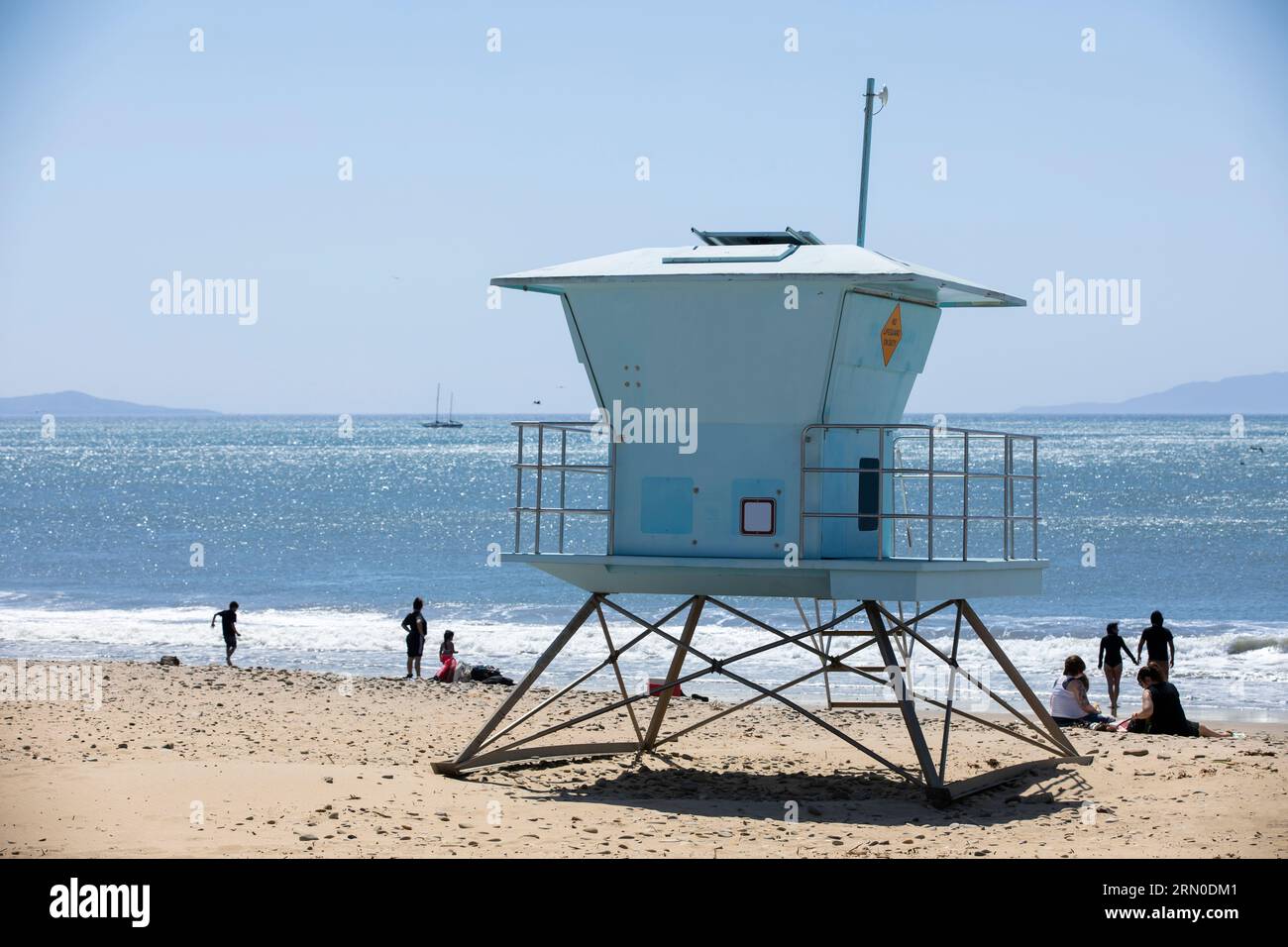 Il sole del pomeriggio splende su una guardia costiera pubblica a Ventura Beach, nel centro di Ventura, California, Stati Uniti. Foto Stock
