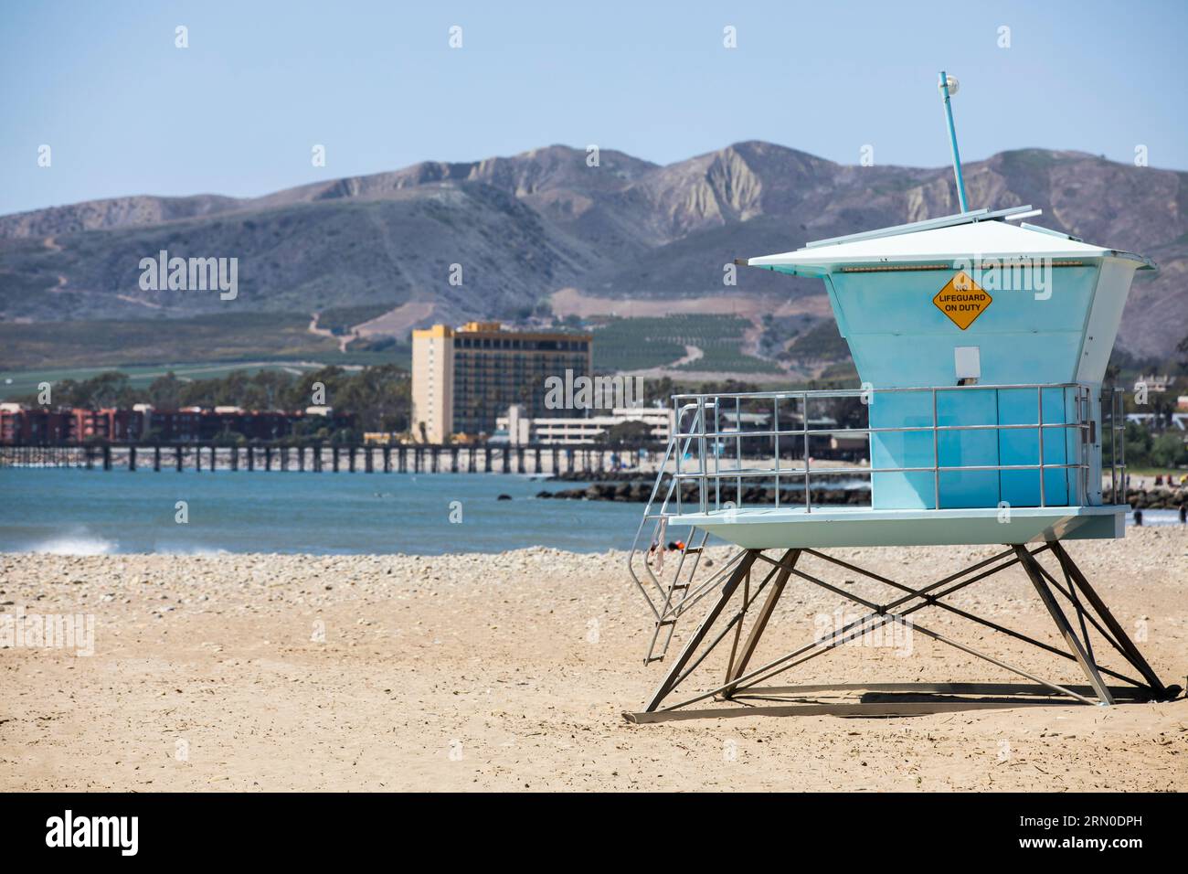 Il sole del pomeriggio splende su una guardia costiera pubblica a Ventura Beach, nel centro di Ventura, California, Stati Uniti. Foto Stock