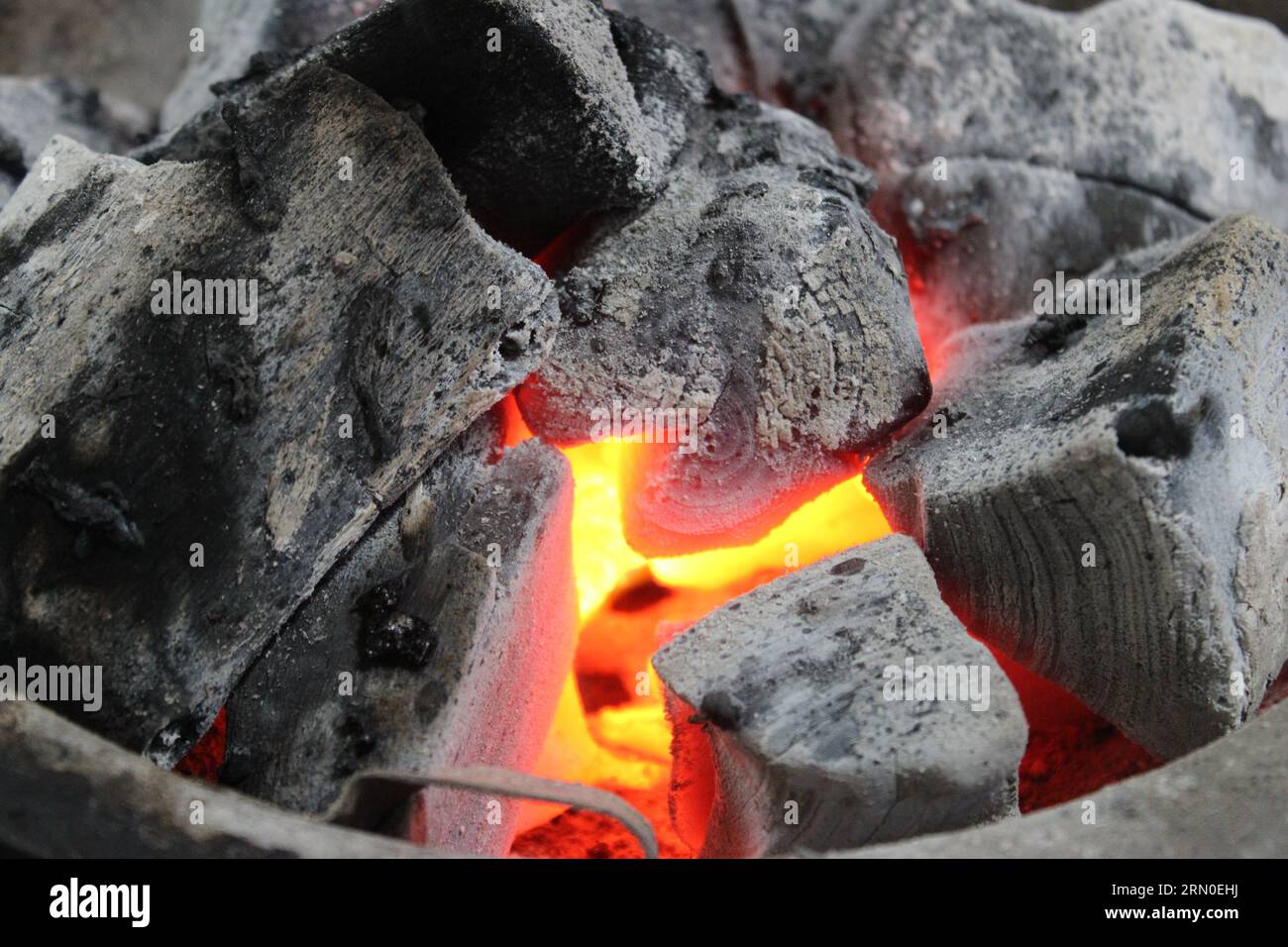 Fuoco che brucia tra i carboni caldi, nel barbecue grill Foto Stock