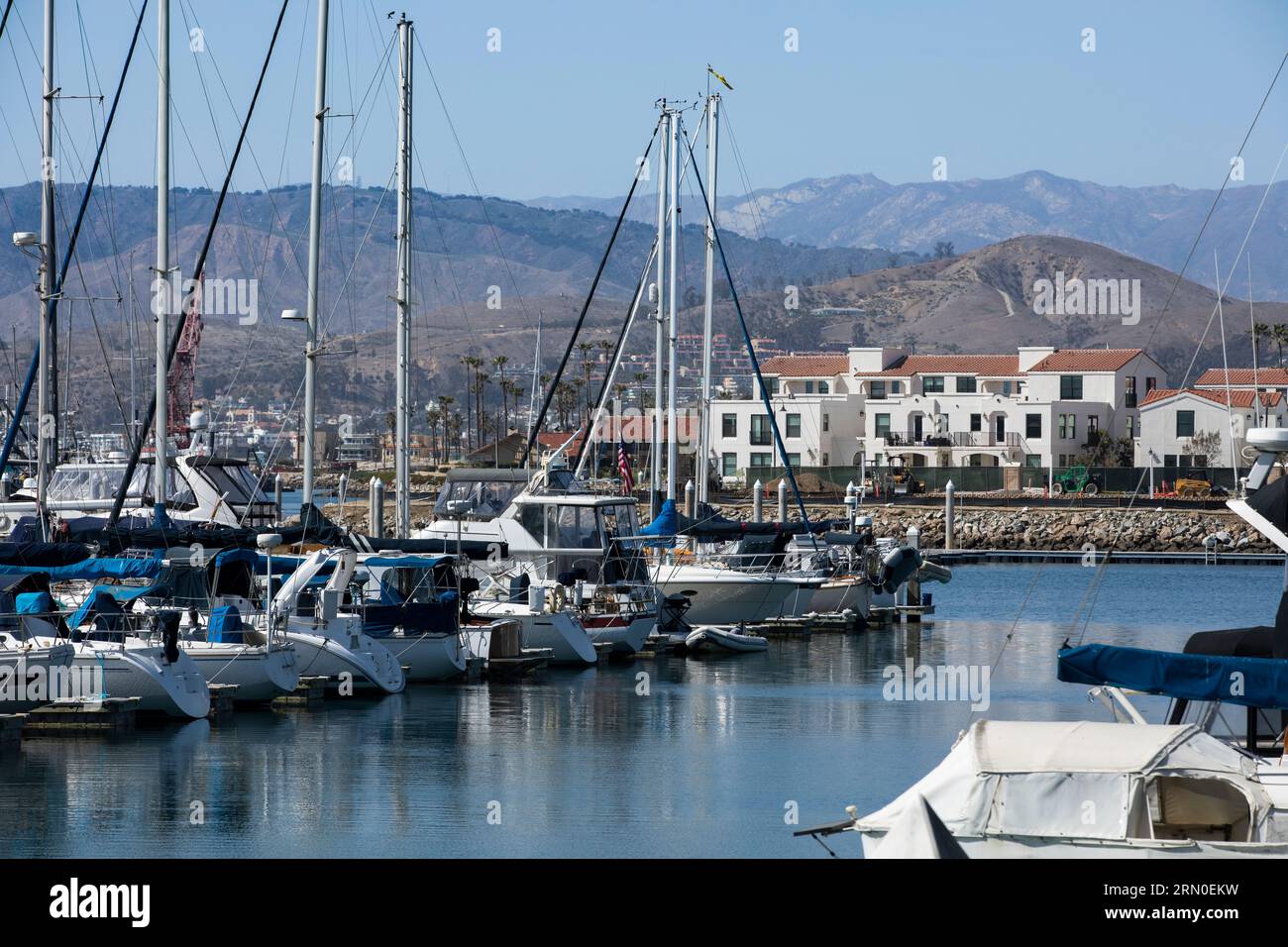 Vista diurna del porticciolo pubblico di Ventura Harbor a Ventura, California, Stati Uniti. Foto Stock
