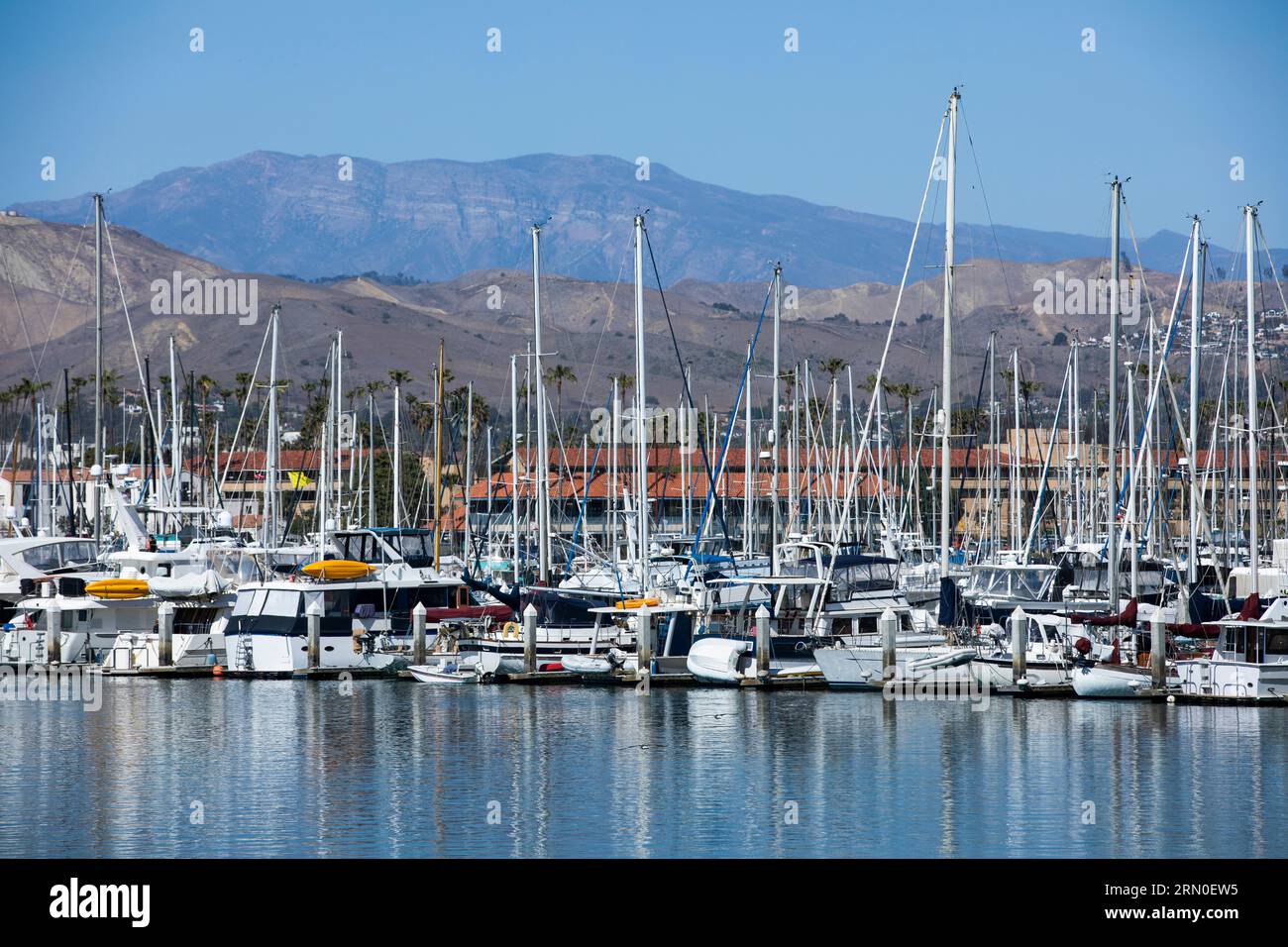 Vista diurna del porticciolo pubblico di Ventura Harbor a Ventura, California, Stati Uniti. Foto Stock