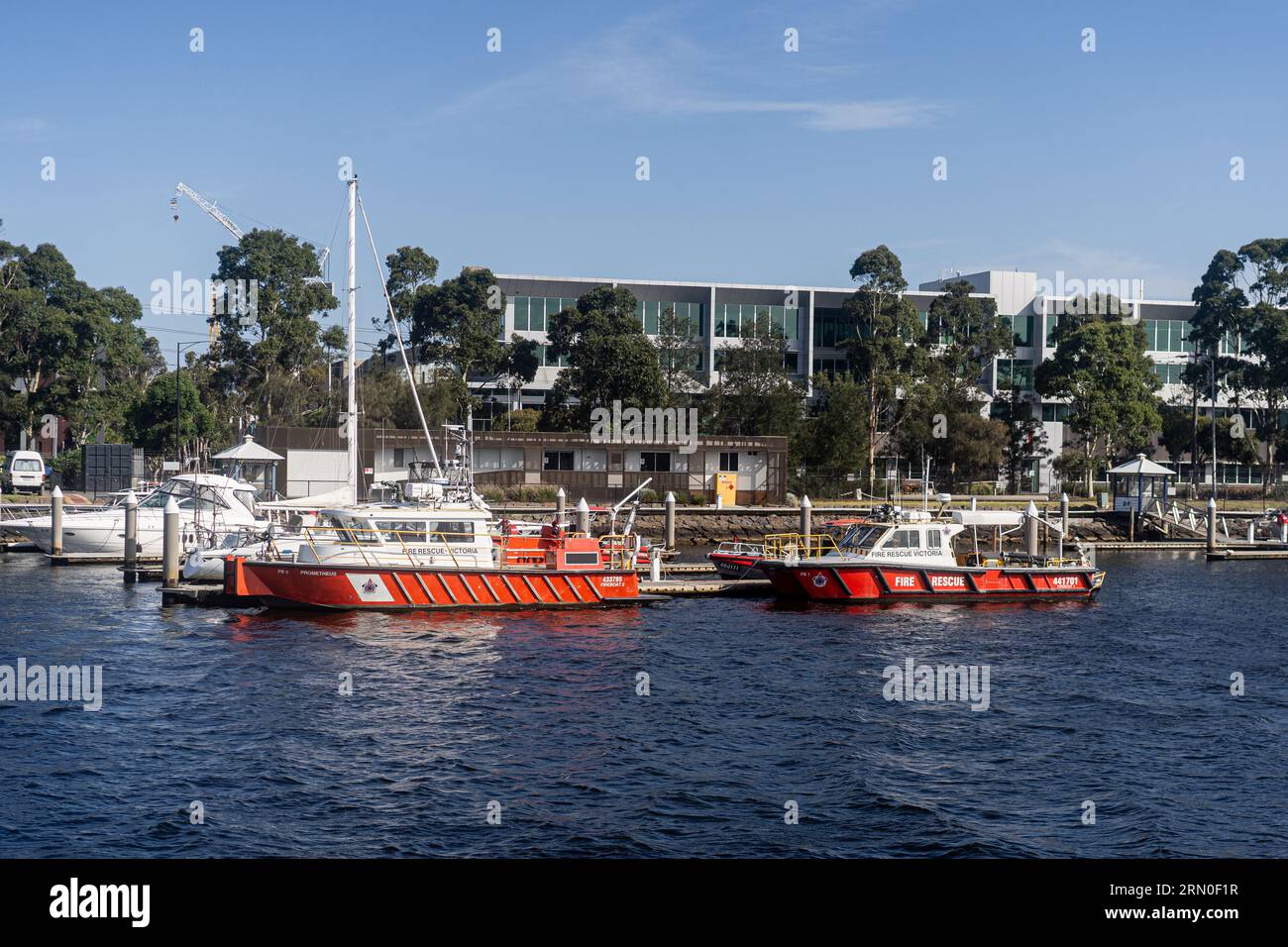 Foto dal porto di Melbourne in una bella giornata di sole, incentrate sulle barche utilizzate per il fuoco e il soccorso. Foto Stock