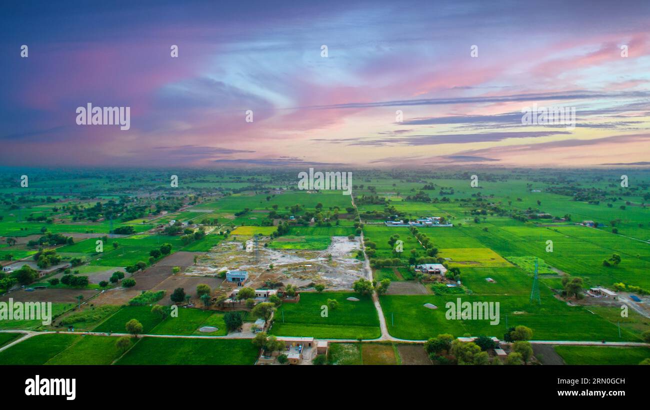 Vista aerea di un villaggio nei campi agricoli Foto Stock