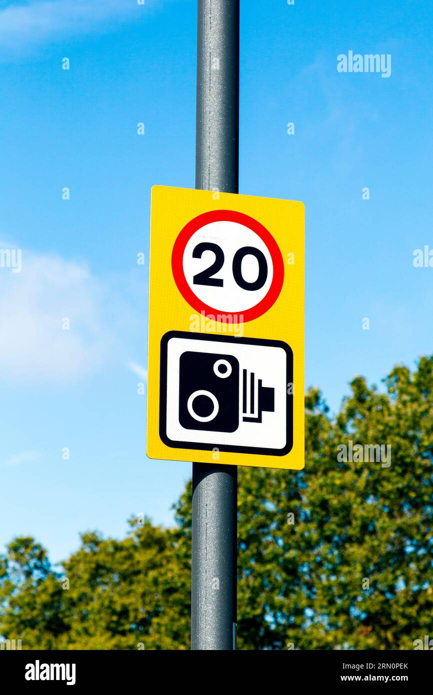 Segnale stradale simbolo autovelox con limite di velocità di 20 km/h, Inghilterra Foto Stock
