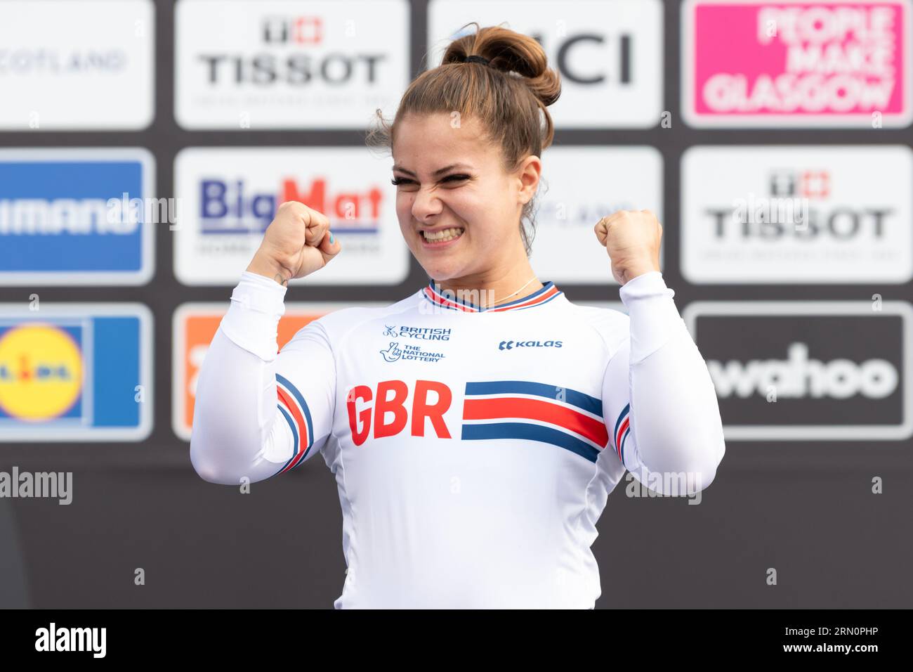 Bethany Shriever della Gran Bretagna celebra la vittoria del titolo mondiale Elite femminile di BMX Racing ai Campionati del mondo di ciclismo UCI 2023, Glasgow Regno Unito Foto Stock