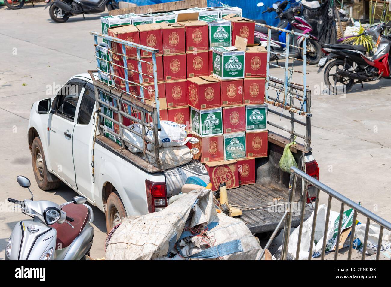 BANGKOK, THAILANDIA, FEB 23 2023, il servizio di prelievo è pieno di scatole di birra Foto Stock