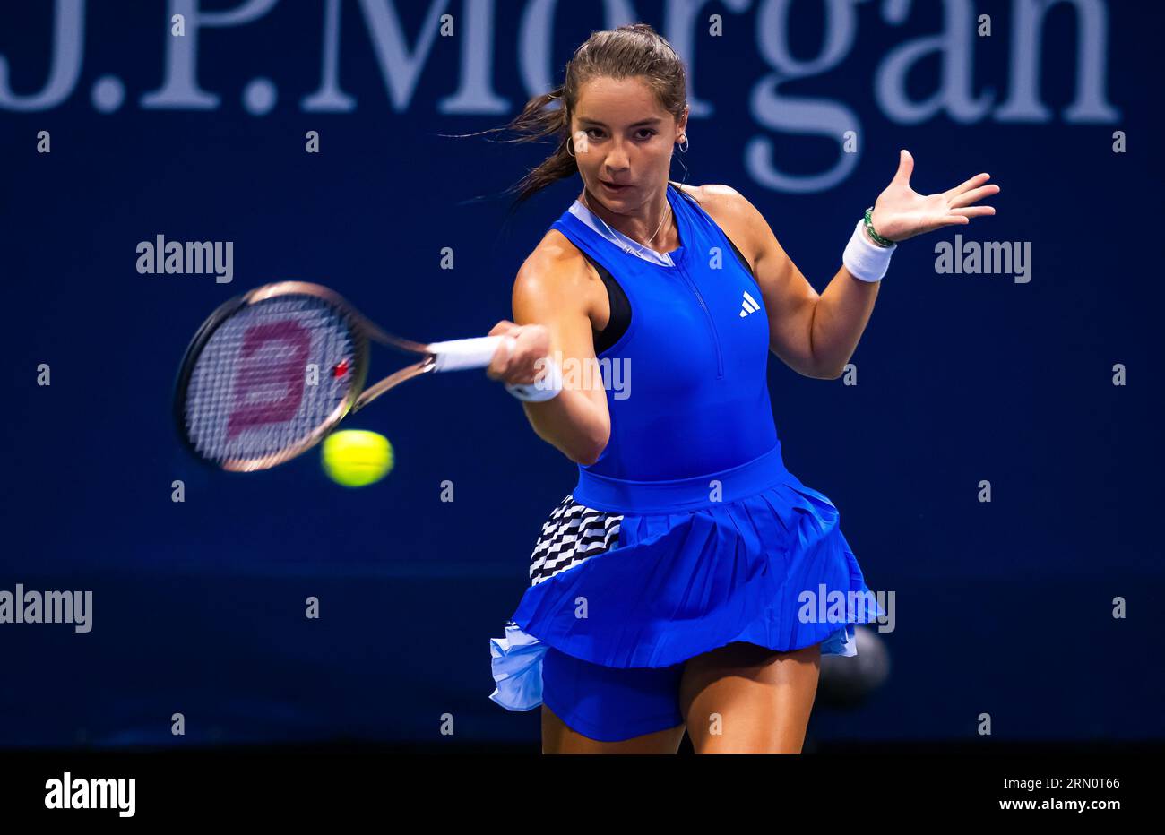 New York, Stati Uniti, 29/08/2023, Jodie Burrage della Gran Bretagna in azione durante il primo round degli US Open Tennis Championships 2023, torneo di tennis del grande Slam il 29 agosto 2023 presso l'USTA National Tennis Center di New York, Stati Uniti Foto Stock