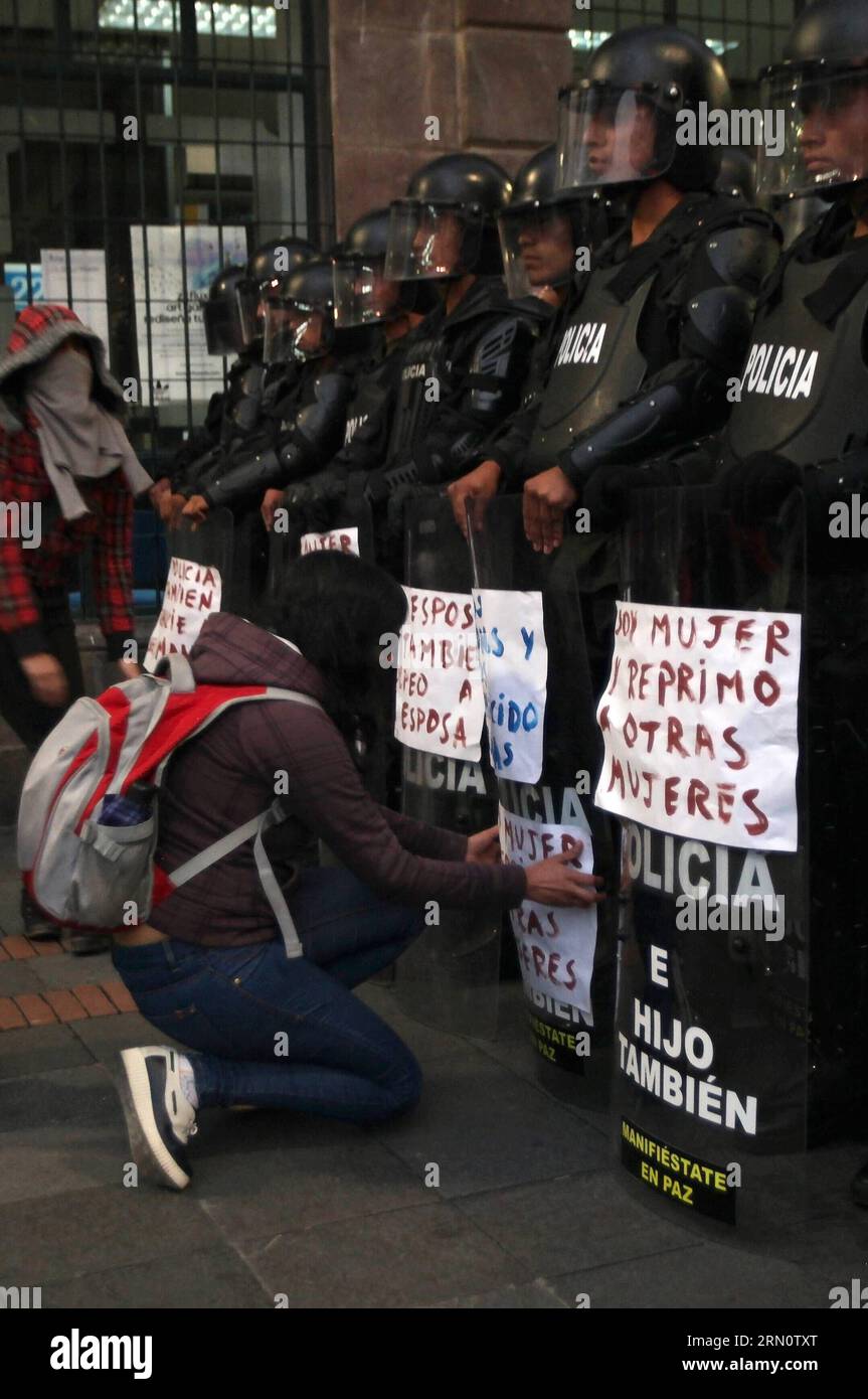 POLITIK Ecuador - Protestmarsch in Quito richtet sich gegen die Regierung (141120) -- QUITO, 19 novembre 2014 -- i popoli pongono striscioni sugli scudi della polizia durante una marcia di lavoratori contro il nuovo codice del lavoro e gli emendamenti costituzionali promossi dal governo del presidente ecuadoriano Rafael Correa, nel centro di Quito, capitale dell'Ecuador, il 19 novembre 2014. ) ECUADOR-QUITO-SOCIETÀ-PROTESTA SANTIAGOxARMAS PUBLICATIONxNOTxINxCHN politica Ecuador protesta marcia a Quito diretta contro il governo Quito Nov 19 2014 Peoples Place Banners ON the Shields of Police durante una marcia di Wo Foto Stock