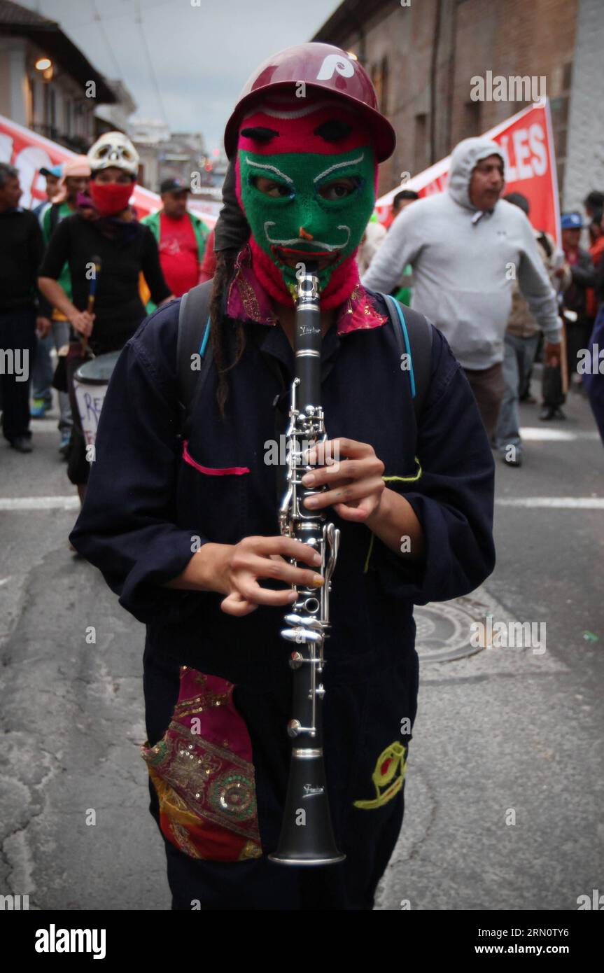 POLITIK Ecuador - Protestmarsch in Quito richtet sich gegen die Regierung (141120) -- QUITO, 19 novembre 2014 -- una persona suona un clarinetto durante una marcia di lavoratori contro il nuovo codice del lavoro e gli emendamenti costituzionali promossi dal governo del presidente ecuadoriano Rafael Correa, nel centro di Quito, capitale dell'Ecuador, il 19 novembre 2014. ) ECUADOR-QUITO-SOCIETÀ-PROTESTA SANTIAGOxARMAS PUBLICATIONxNOTxINxCHN politica Ecuador protesta marcia a Quito diretta contro il governo Quito Nov 19 2014 una persona SUONA un clarinetto durante una marcia di lavoratori contro il nuovo codice laboratorio e. Foto Stock