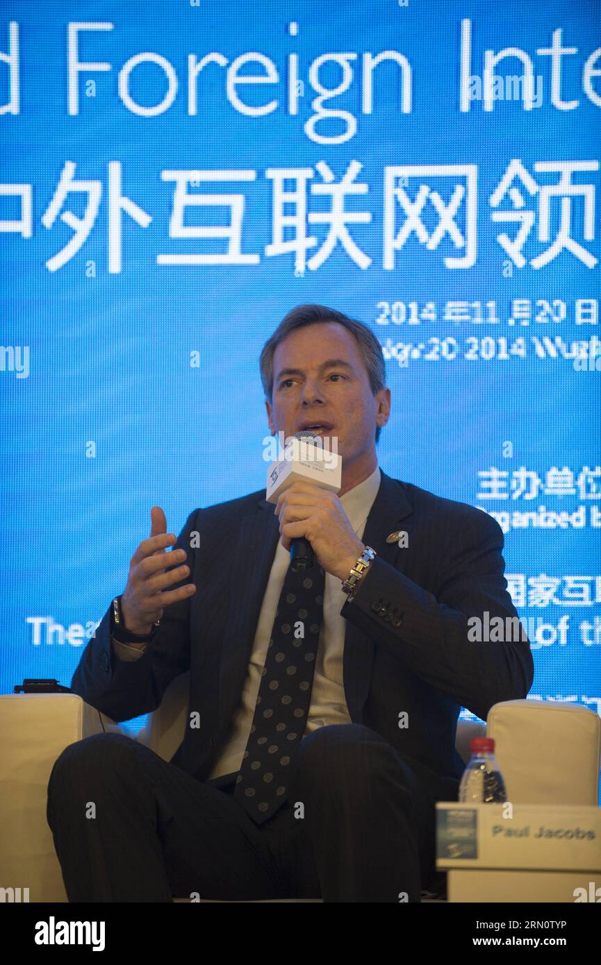 (141120) -- WUZHEN, -- Paul E. Jacobs, presidente esecutivo di Qualcomm Inc., si rivolge al Chinese and Foreign Internet Leaders Summit durante la World Internet Conference a Wuzhen, nella provincia dello Zhejiang della Cina orientale, 19 novembre 2014. Rappresentanti di quasi 100 paesi e regioni hanno partecipato alla conferenza mondiale su Internet di tre giorni del 2014 che ha avuto inizio mercoledì a Wuzhen. ) (Ry) CHINA-ZHEJIANG-WUZHEN-WORLD INTERNET CONFERENCE (CN) JuxHuanzong PUBLICATIONxNOTxINxCHN Wuzhen Paul e Jacobs presidente esecutivo di Qualcomm Inc si rivolge al vertice cinese e straniero dei leader di Internet durante il Foto Stock