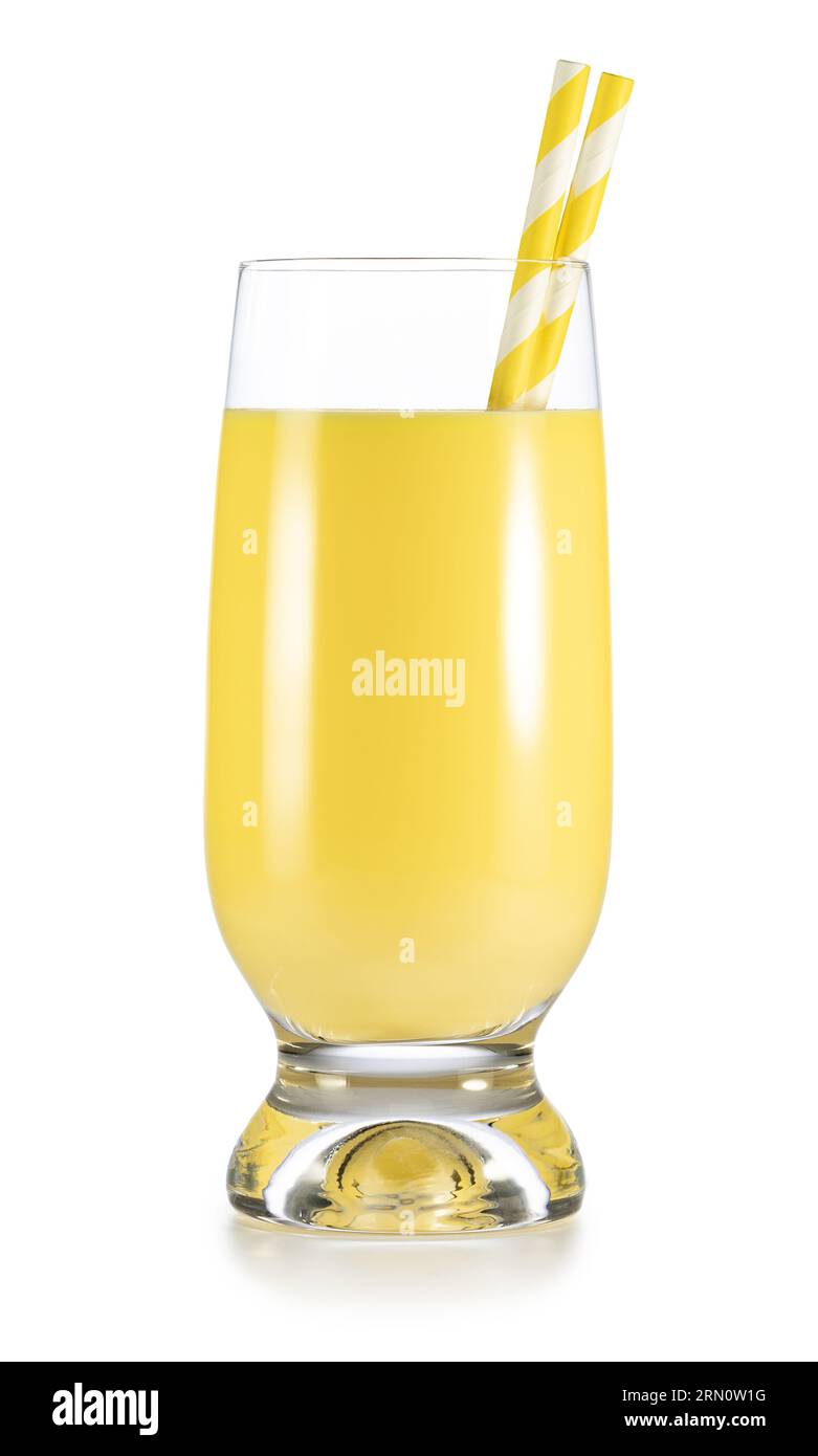 Frullato tropicale di ananas e mango in un bicchiere con cannucce isolate su sfondo bianco. Vero filmato in studio. Foto Stock