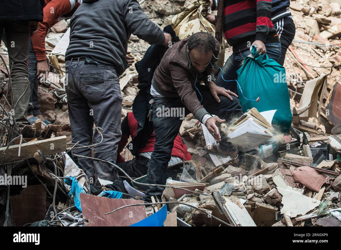 (141125) -- CAIRO, 25 novembre 2014 -- i residenti locali cercano i loro beni nel sito del crollo di un edificio nel sobborgo occidentale del Cairo di Matariya, Egitto, 25 novembre 2014. Almeno 12 persone sono rimaste uccise e sette ferite all'inizio di martedì quando un edificio è crollato nella capitale egiziana il Cairo, il giornale statale Ahram ha riferito sul suo sito web. )(hy) EGYPT-CAIRO-BUILDING-COLLAPSE PanxChaoyue PUBLICATIONxNOTxINxCHN Cairo Nov 25 2014 i residenti locali cercano la loro appartenenza AL sito di un crollo di un edificio nel sobborgo occidentale del Cairo in Egitto Nov 25 2014 almeno 12 celebrità sono state UCCISE Foto Stock