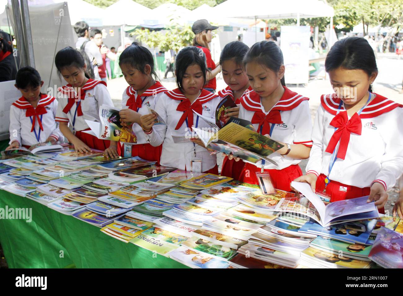 (141128) -- PHNOM PENH, 28 novembre 2014 -- gli studenti leggono libri durante una fiera del libro a Phnom Penh, Cambogia, il 28 novembre 2014. La terza Fiera Nazionale del Libro ha dato il via qui venerdì per incoraggiare le persone a leggere più libri, hanno detto i funzionari. ) CAMBOGIA-PHNOM PENH-STUDENT-BOOK FAIR Sovannara PUBLICATIONxNOTxINxCHN Phnom Penh Nov 28 2014 studenti leggono libri durante una Fiera del libro a Phnom Penh Cambogia IL 28 2014 novembre la terza Fiera Nazionale del libro ha dato IL via qui venerdì per incoraggiare le celebrità a leggere di più libri funzionari hanno detto Cambogia Phnom Penh Student Book Fair PUBLICATIONxNOTxINxCHN Foto Stock