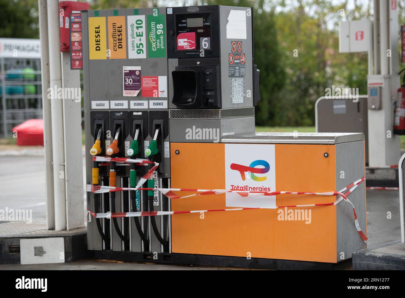 Carenza di carburante il 26 ottobre 2022: Stazione di servizio TotalEnergies chiusa a Pont de l’Isere (Francia sud-orientale). Pompa del gas guasta Foto Stock