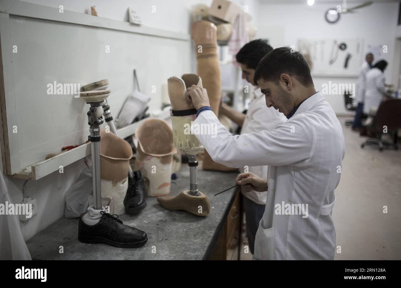 Un membro dello staff palestinese prepara una gamba protesica al Centro Artificial Limits and Polio Centre (ALPC) di Gaza il 30 novembre 2014. L'ALPC è stato istituito nel 1974 e opera con il supporto tecnico della Croce Rossa Internazionale. E' l'unico centro del suo genere nella Striscia di Gaza che fornisce servizi protesici e ortotici gratuiti. ) MIDEAST-GAZA-ARTIFICIAL-LIMMBS WissamxNassar PUBLICATIONxNOTxINxCHN un membro dello staff PALESTINESE prepara una gamba PRESSO IL Centro Artificial Limbs and Polio di Gaza nella città di Gaza IL 30 2014 novembre, The What istituito nel 1974 e opera con il supporto tecnico Foto Stock