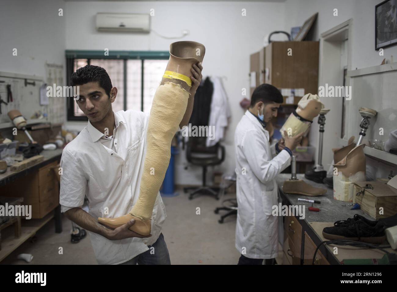 Un membro dello staff palestinese prepara una gamba protesica al Centro Artificial Limits and Polio Centre (ALPC) di Gaza il 30 novembre 2014. L'ALPC è stato istituito nel 1974 e opera con il supporto tecnico della Croce Rossa Internazionale. E' l'unico centro del suo genere nella Striscia di Gaza che fornisce servizi protesici e ortotici gratuiti. ) MIDEAST-GAZA-ARTIFICIAL-LIMMBS WissamxNassar PUBLICATIONxNOTxINxCHN un membro dello staff PALESTINESE prepara una gamba PRESSO IL Centro Artificial Limbs and Polio di Gaza nella città di Gaza IL 30 2014 novembre, The What istituito nel 1974 e opera con il supporto tecnico Foto Stock