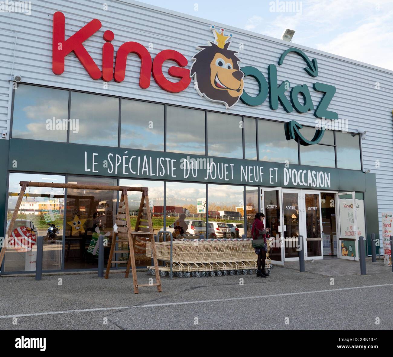 Il rivenditore di giocattoli francese King Jouet entra nel mercato dell'usato con i negozi King Okaz. Slogan: Lo specialista in giocattoli nuovi e di seconda mano. Giocattolo di seconda mano Foto Stock