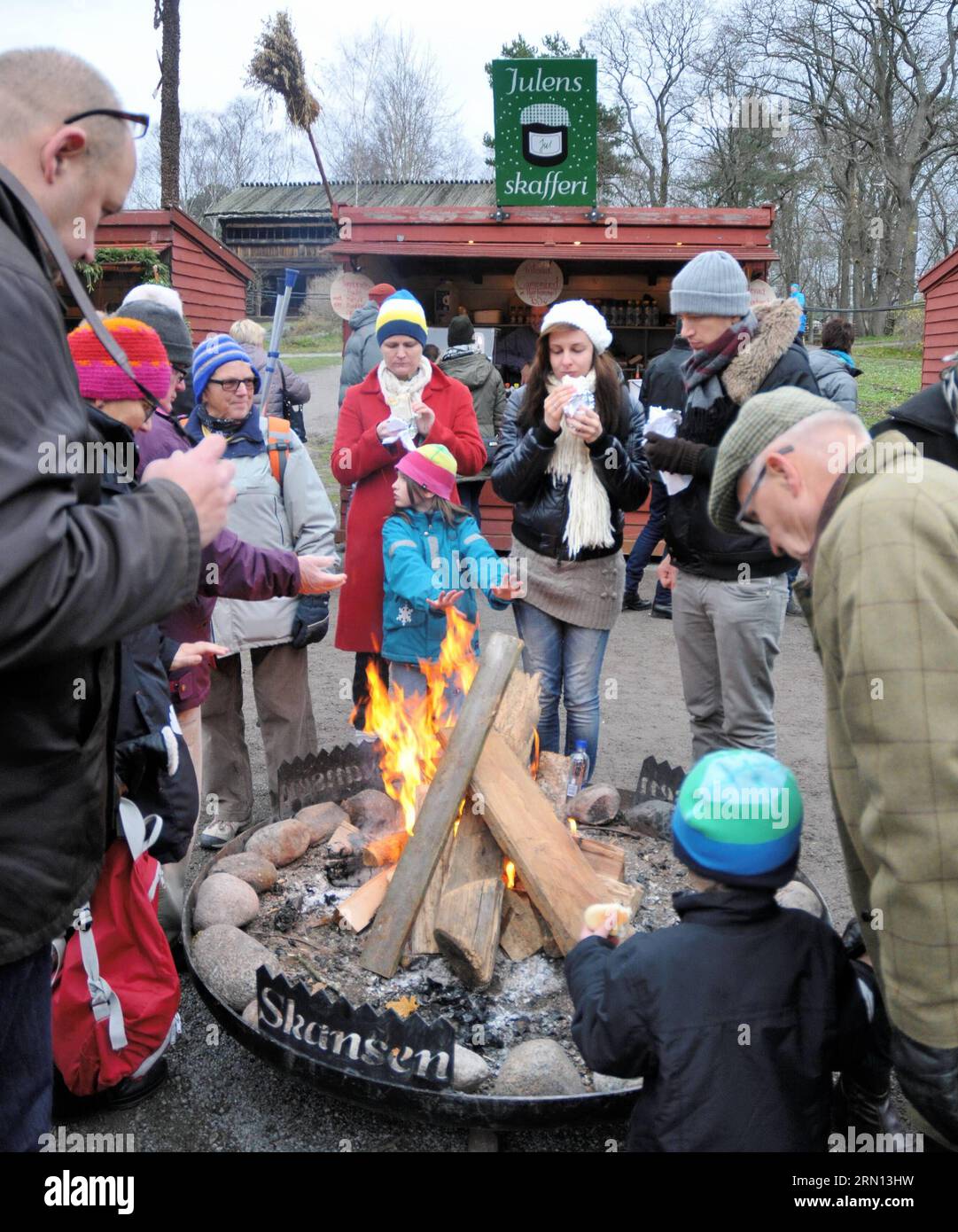 La gente visita il più grande mercato di Natale di Stoccolma allo Skansen di Stoccolma, Svezia, 30 novembre 2014. ) SVEZIA-STOCCOLMA-MERCATINO DI NATALE RobxSchoenbaum PUBLICATIONxNOTxINxCHN celebrità visitano il più grande mercato di Natale di Stoccolma ALLO Skansen di Stoccolma Svezia novembre 30 2014 Svezia Stoccolma Mercatino di Natale PUBLICATIONxNOTxINxCHN Foto Stock