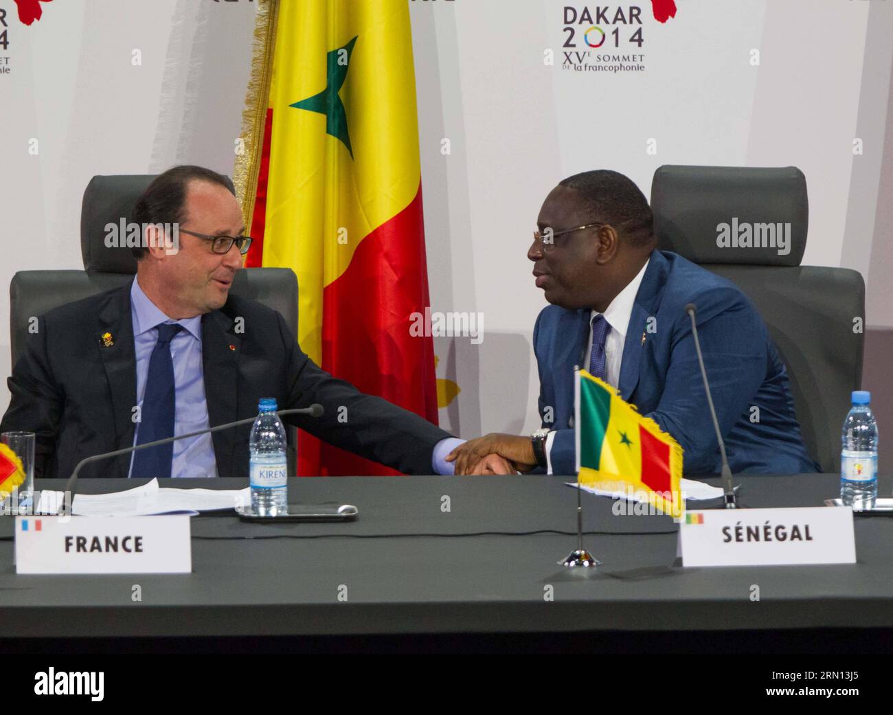 POLITIK Frankophonie Gipfel a Dakar il presidente del Senegal Macky Sall (R) parla con il presidente francese Francois Hollande prima della conferenza stampa del XV vertice della Francofonia a Dakar, in Senegal, 30 novembre 2014. Le organizzazioni internazionali di la Francophonie (OIF) hanno annunciato domenica il suo neoeletto Segretario generale Michaelle Jean, che entrerà in carica dal 1° gennaio 2015. ) VERTICE SENEGAL-DAKAR-FRANCOPHONIE - CONFERENZA STAMPA LixJing PUBLICATIONxNOTxINxCHN politica Francofonia Summit a Dakar il presidente del Senegal Macky Sall r parla con il presidente francese Francophonie Francophonie davanti alla stampa Foto Stock