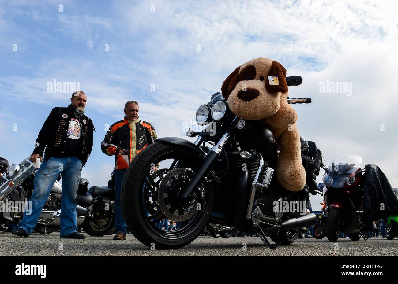 Due partecipanti guardano una motocicletta che trasporta un giocattolo prima della Toy Run a Johannesburg, in Sudafrica, il 30 novembre 2014. L'annuale corsa di beneficenza motociclistica in Sudafrica, Toy Run, si è tenuta nella provincia di Gauteng domenica. L'evento, che ha una storia di 32 anni, ha attirato quasi 15.000 motociclisti quest'anno. Più di 25.000 giocattoli e articoli di cancelleria sono stati donati dagli appassionati di motociclette e dalla folla di bambini. ) SUD AFRICA-GAUTENG-MOTO BENEFICA-TOY RUN ZhaixJianlan PUBLICATIONxNOTxINxCHN due partecipanti guardano una motocicletta che trasporta un giocattolo prima della Toy Run a Johannesb Foto Stock