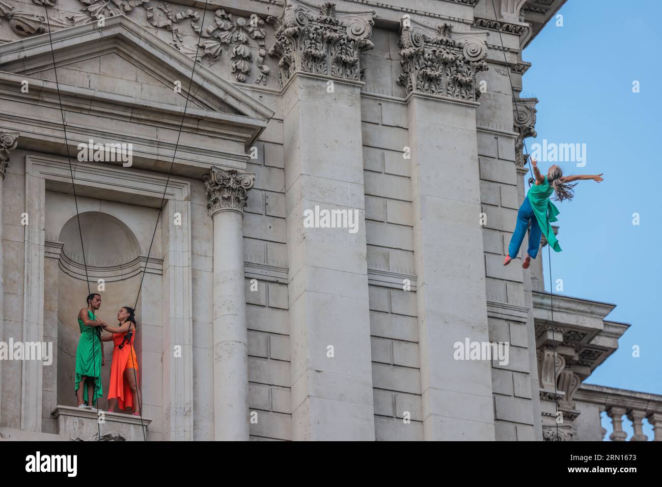 Londra, Regno Unito. 31 agosto 2023. Gli artisti provano per RESURGAM, una danza verticale sulla facciata della Cattedrale di St Pauls co-prodotta dalla City of London Corporation per lanciare Bartholomew Fair Today, e parte del Greenwich Docklands International Festival. Lo spettacolo è una prima mondiale della compagnia di danza americana BANDALOOP. Crediti: Paul Quezada-Neiman/Alamy Live News Foto Stock