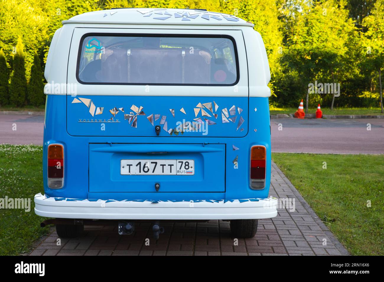 San Pietroburgo, Russia - 1° luglio 2021: L'autobus bianco blu Volkswagen Transporter T2 è parcheggiato su una corsia acciottolata, vista posteriore Foto Stock