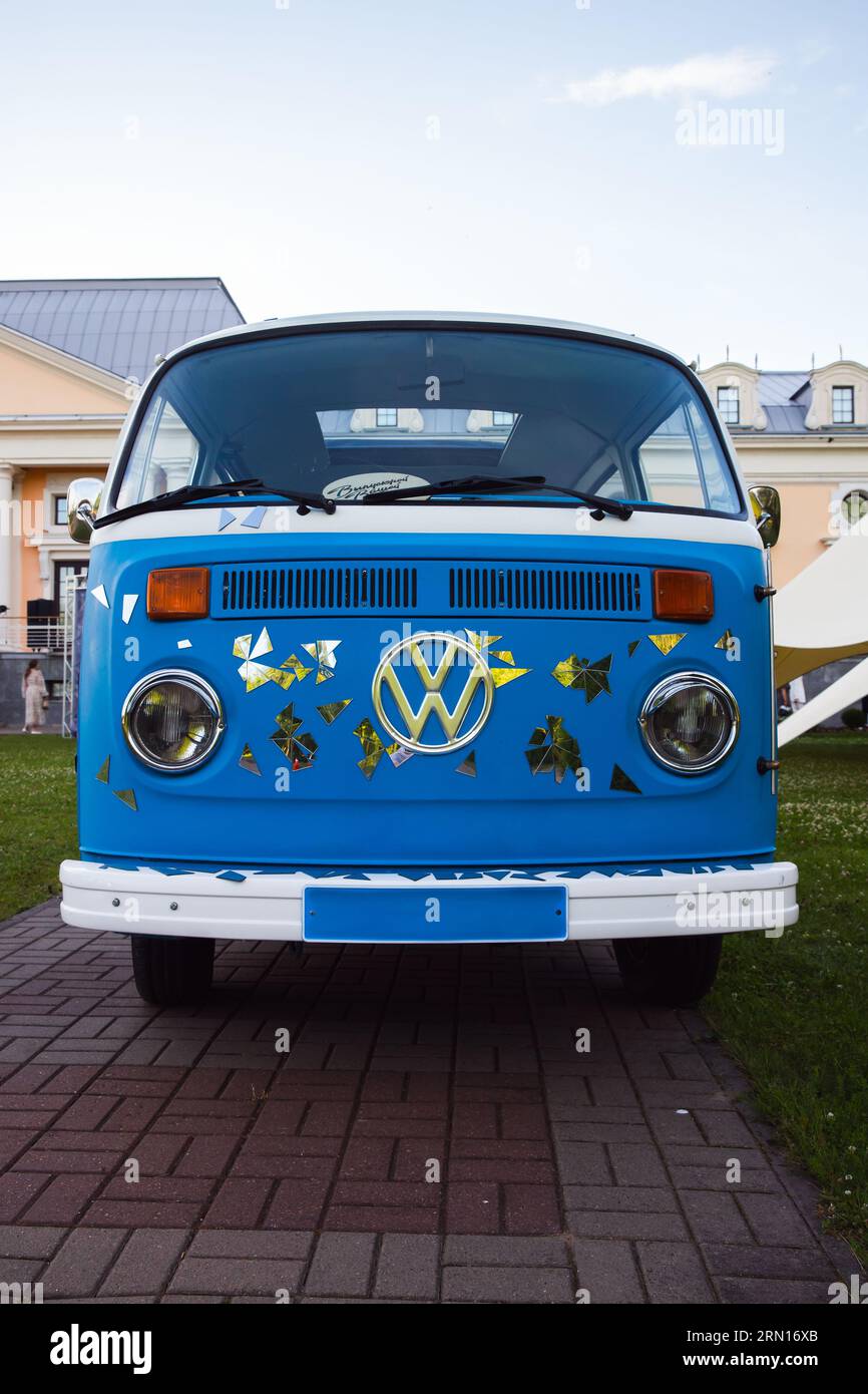 San Pietroburgo, Russia - 1° luglio 2021: L'autobus bianco blu Volkswagen Transporter T2 è parcheggiato su una corsia acciottolata, vista frontale Foto Stock