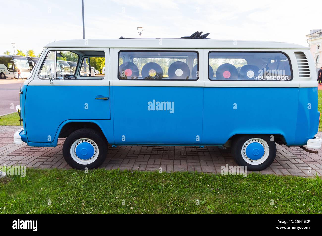 San Pietroburgo, Russia - 1° luglio 2021: L'autobus bianco blu Volkswagen Transporter T2 è parcheggiato su una corsia acciottolata, vista laterale Foto Stock