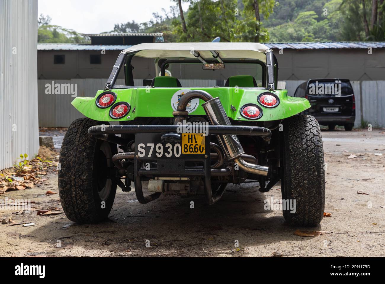 Mahe, Seychelles - 7 agosto 2023: Buggy verde nero sulla spiaggia parcheggiato in una giornata di sole, vista posteriore Foto Stock