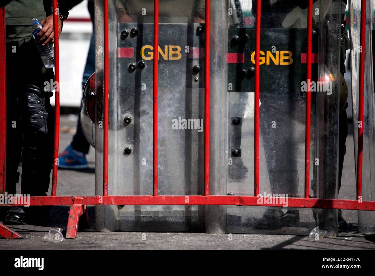 POLITIK Venezuela - Anhörung von inhaftierten Oppositionellen (141202) -- CARACAS, 2 dicembre 2014 -- i membri della Guardia nazionale bolivariana guardano di fronte al Palazzo di giustizia, dove si tiene l'audizione del leader dell'opposizione Leopoldo Lopez, a Caracas, Venezuela, il 2 dicembre 2014. L'alto Commissario delle Nazioni Unite per i diritti umani Zeid Ra ad al Hussein ha chiesto alla fine di ottobre il rilascio immediato dei politici venezuelani di destra Leopoldo Lopez e Daniel Ceballos, e di altri arrestati a seguito di violente proteste anti-governative che hanno lasciato 40 morti. Boris Vergara) (rtg) VENEZUELA-CARACAS-JUSTICE-L. Foto Stock