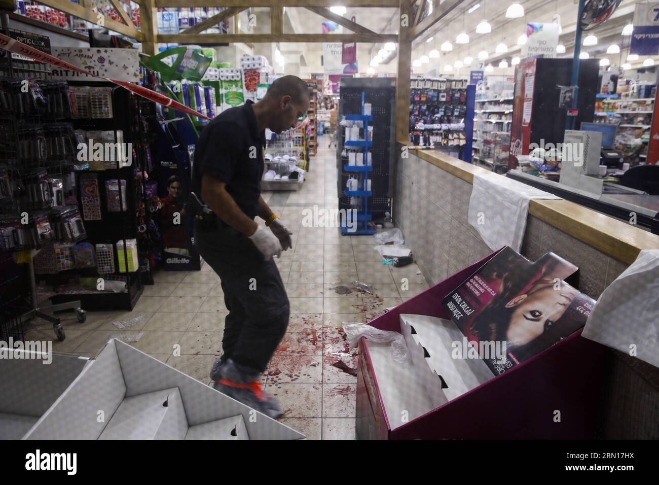 GERUSALEMME, 3 dicembre 2014 - un membro della sicurezza israeliano ispeziona la scena in cui si è verificato un attacco al supermercato rami Levi nella zona industriale di Mishor Adumim, a est di Gerusalemme, il 3 dicembre 2014. Un uomo palestinese mercoledì pomeriggio ha pugnalato e ferito due israeliani fuori da un supermercato vicino all'insediamento di ma aleh Adumim in Cisgiordania, che il sospetto della polizia era un attacco terroristico , ha detto un portavoce israeliano della polizia . ) MIDEAST-JERUSALEM-MISHOR ADUMIM-ATTACK JINI PUBLICATIONxNOTxINxCHN Jerusalem DEC 3 2014 al membro della sicurezza israeliana ispeziona la scena in cui si è verificato l'attacco Foto Stock