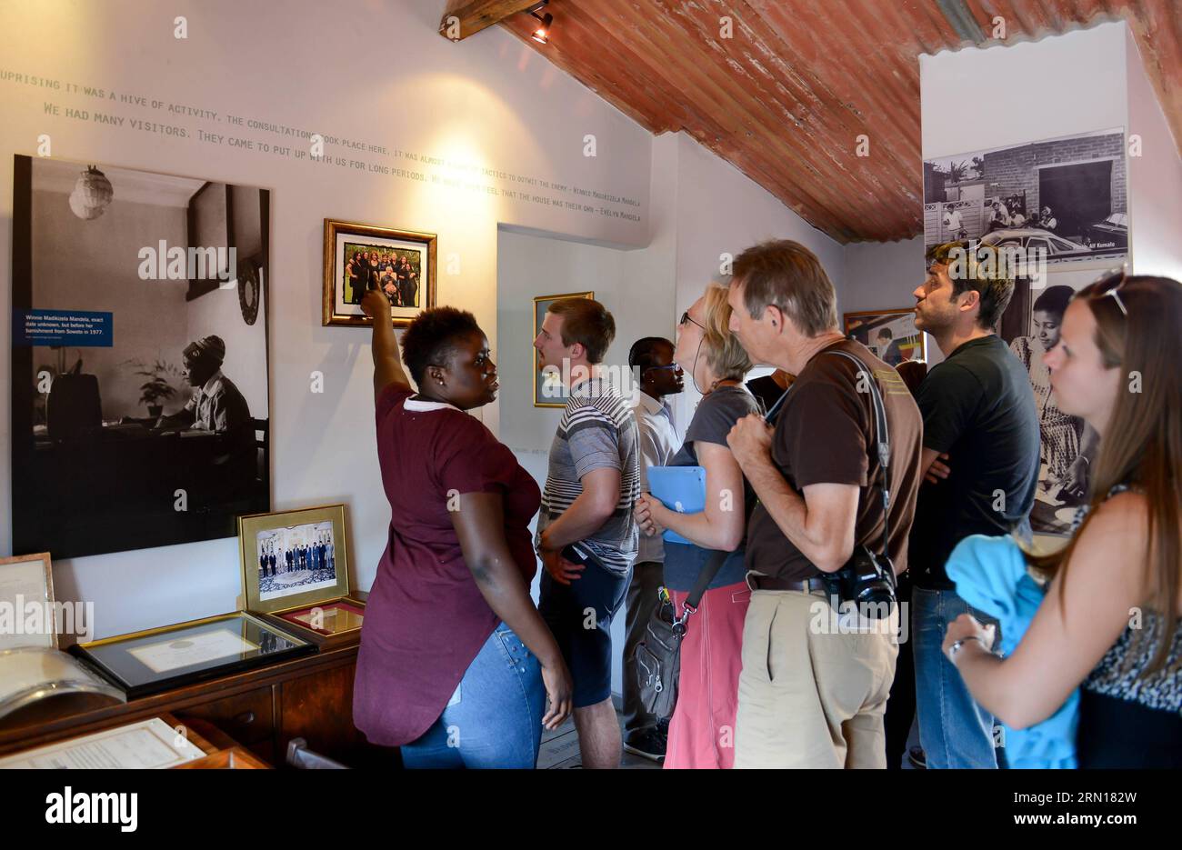 (141204) -- JOHANNESBURG, 4 dicembre 2014 -- i visitatori guardano gli oggetti esposti al Nelson Mandela National Museum di Soweto, a sud-ovest di Johannesburg, in Sudafrica, il 4 dicembre 2014. Il Nelson Mandela National Museum, comunemente chiamato Mandela House, si trova a Soweto, a sud-ovest di Johannesburg, in Sudafrica, dove Nelson Mandela visse dal 1946 al 1962. Con l'avvicinarsi del 1° anniversario della morte di Nelson Mandela, che cade il 5 dicembre, un numero crescente di visitatori viene al Museo per commemorare il defunto presidente del Sud Africa. ) SOUTH AFRICA-SOWETO-MANDELA HOUSE-1ST ANNIV Foto Stock