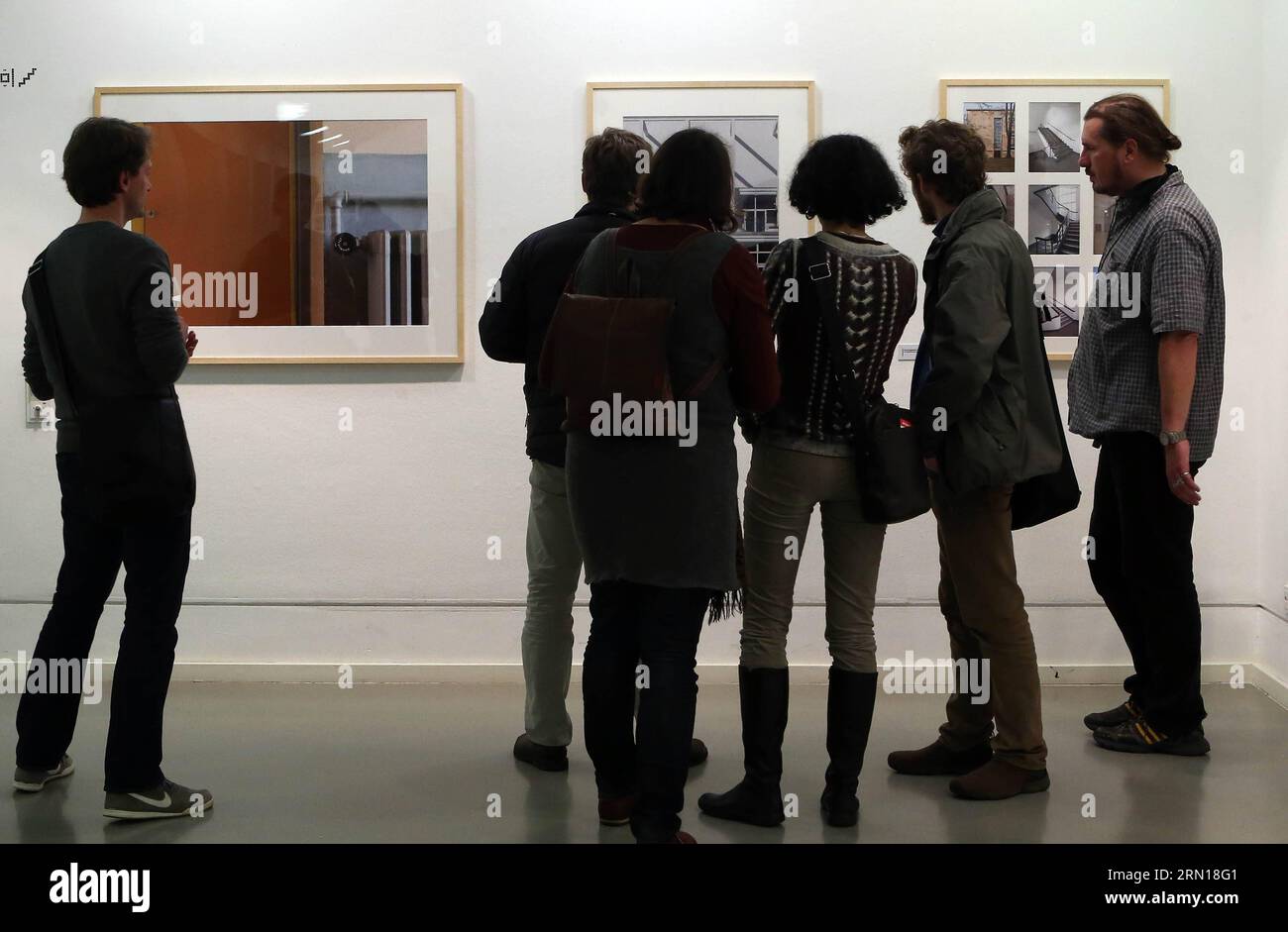 I visitatori potranno ammirare le foto di Matthias Matzak durante la cerimonia di apertura della mostra LIGHT AIR SUN: The New Frankfurt in German Architecture Museum a Francoforte, Germania, il 5 dicembre 2014. Tra il 1925 e il 1930 la città di Francoforte si trasformò in un punto di riferimento del movimento New Building all'avanguardia, che conquistò l'intero continente europeo. Al centro di questa tendenza c'era lo sforzo di costruire alloggi sociali. Nel 2008 l'artista fotografico di Francoforte Matthias Matzak ha iniziato a registrare i resti di questa eredità con la sua fotocamera. Ha optato per un approccio soggettivo all'architettura, dipingendo così un Foto Stock