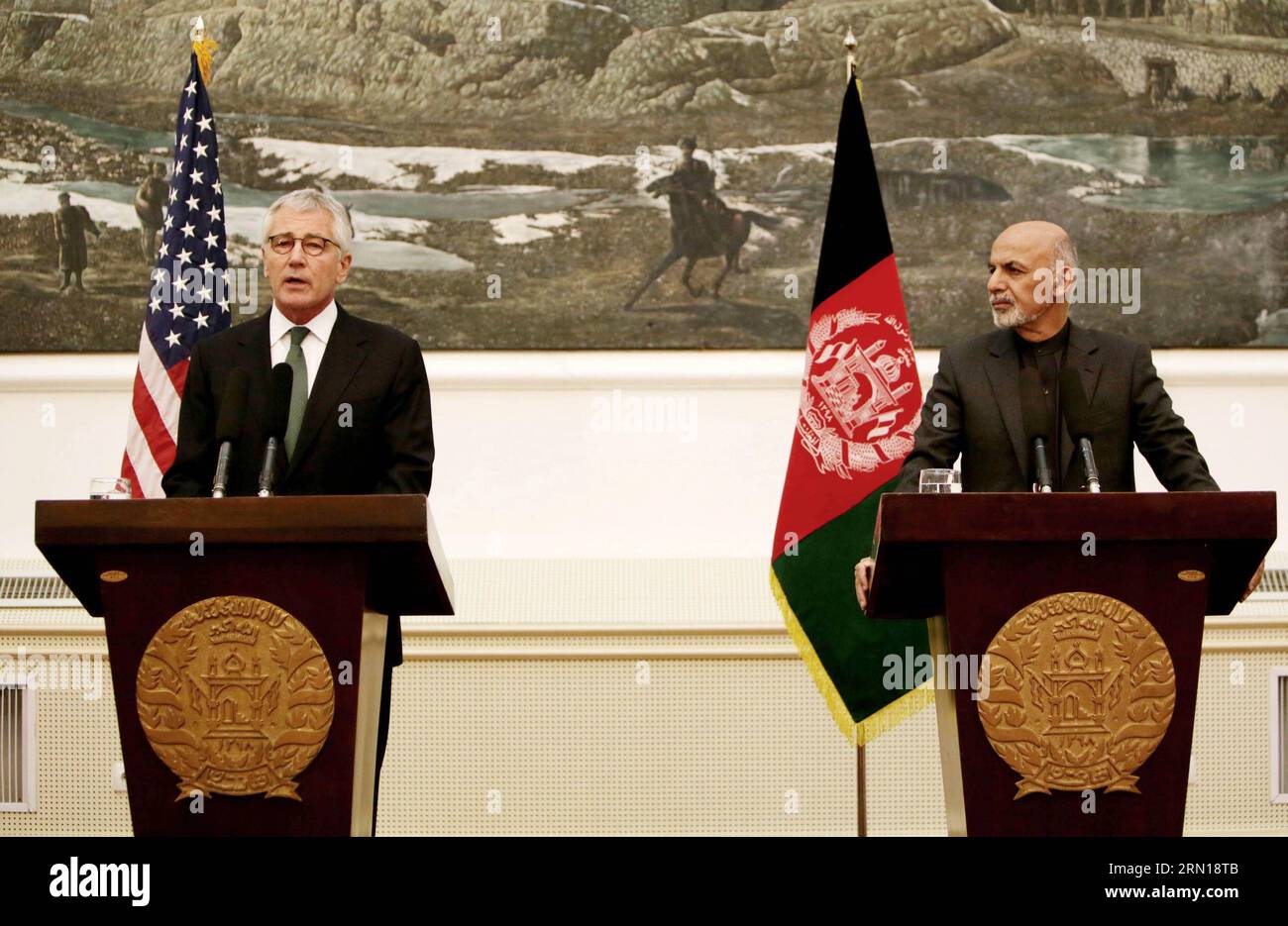 Il segretario alla difesa degli Stati Uniti Chuck Hagel (L) parla durante una conferenza stampa congiunta con il presidente afghano Mohammad Ashraf Ghani a Kabul, Afghanistan, 6 dicembre 2014. Il Segretario alla difesa Chuck Hagel ha detto qui sabato che Washington aveva deciso di tenere altre 1.000 truppe in Afghanistan oltre il 2014, portando il numero a 10.800. )(azp) AFGHANISTAN-KABUL-US-CONFERENZA STAMPA AhmadxMassoud PUBLICATIONxNOTxINxCHN il segretario alla difesa degli Stati Uniti Chuck Hagel l interviene durante una conferenza stampa congiunta con il presidente afghano Mohammad Ashraf Ghani a Kabul Afghanistan DEC 6 2014 in visita al Secre degli Stati Uniti Foto Stock