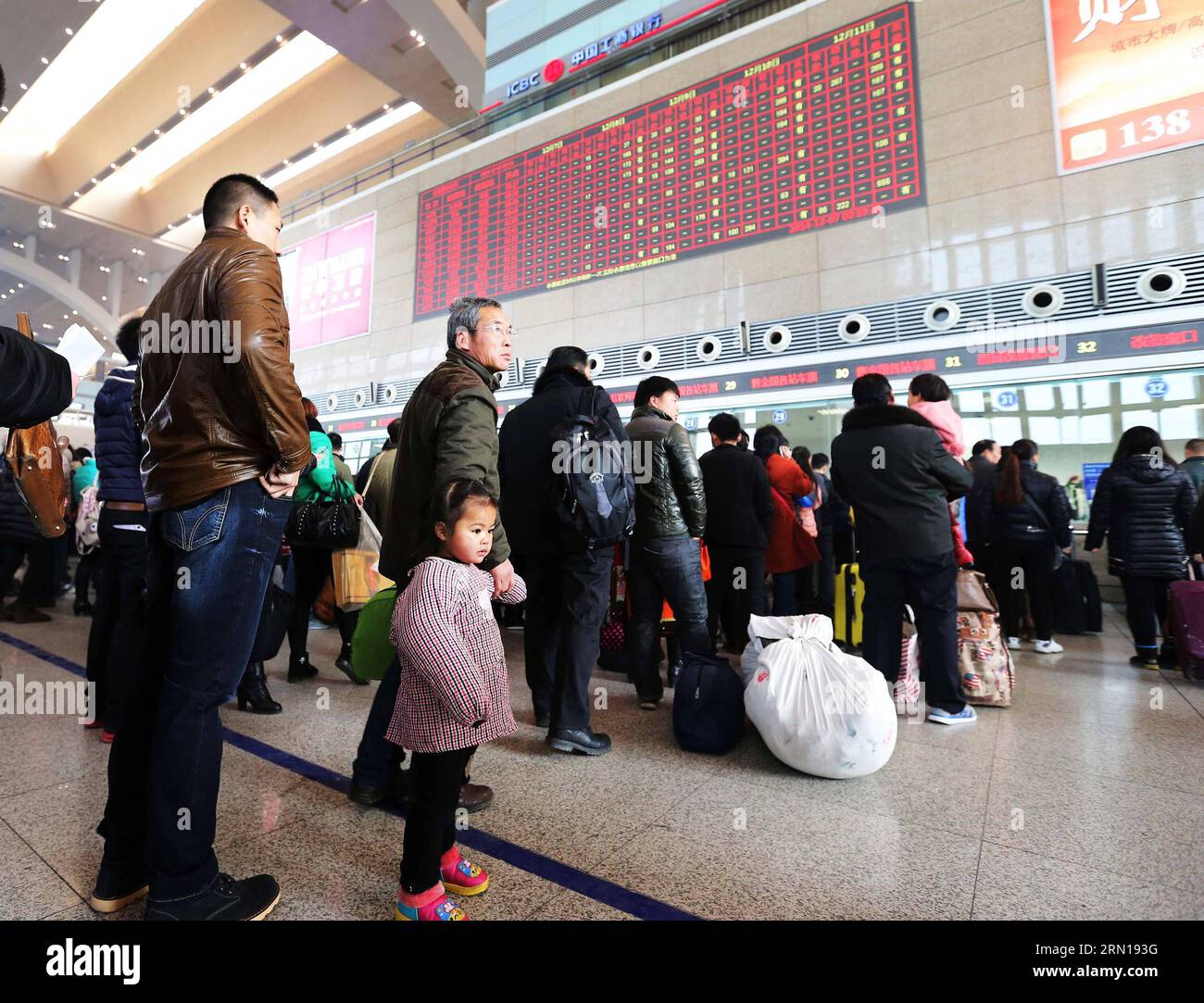 I passeggeri acquistano i biglietti alla stazione ferroviaria di Shijiazhuang a Shijiazhuang, capitale della provincia di Hebei della Cina settentrionale, 7 dicembre 2014. China Railway Corporation (CRC), operatore della rete ferroviaria cinese, ha iniziato a vendere i biglietti ferroviari per il periodo di viaggio di 40 giorni noto come chunyun domenica . Chunyun , a volte definita la più grande migrazione umana del mondo, è il frenetico periodo di viaggio che circonda il capodanno cinese. Quest'anno, chunyun inizierà il 4 febbraio e durerà fino al 16 marzo. ) (hdt) CHINA-RAILWAY-TICKET (CN) ZhengxRongxi PUBLICATIONxNOTxINxCHN passeggeri Acquista i biglietti ALLA stazione ferroviaria di Shijiazhuang a S Foto Stock