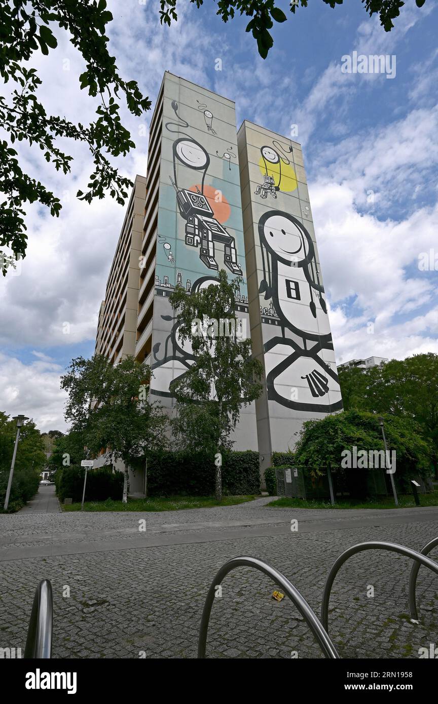 Artpark Tegel, Urban Street Art su 8 grattacieli a Berlino Tegel, polizia di Londra; senza titolo Foto Stock