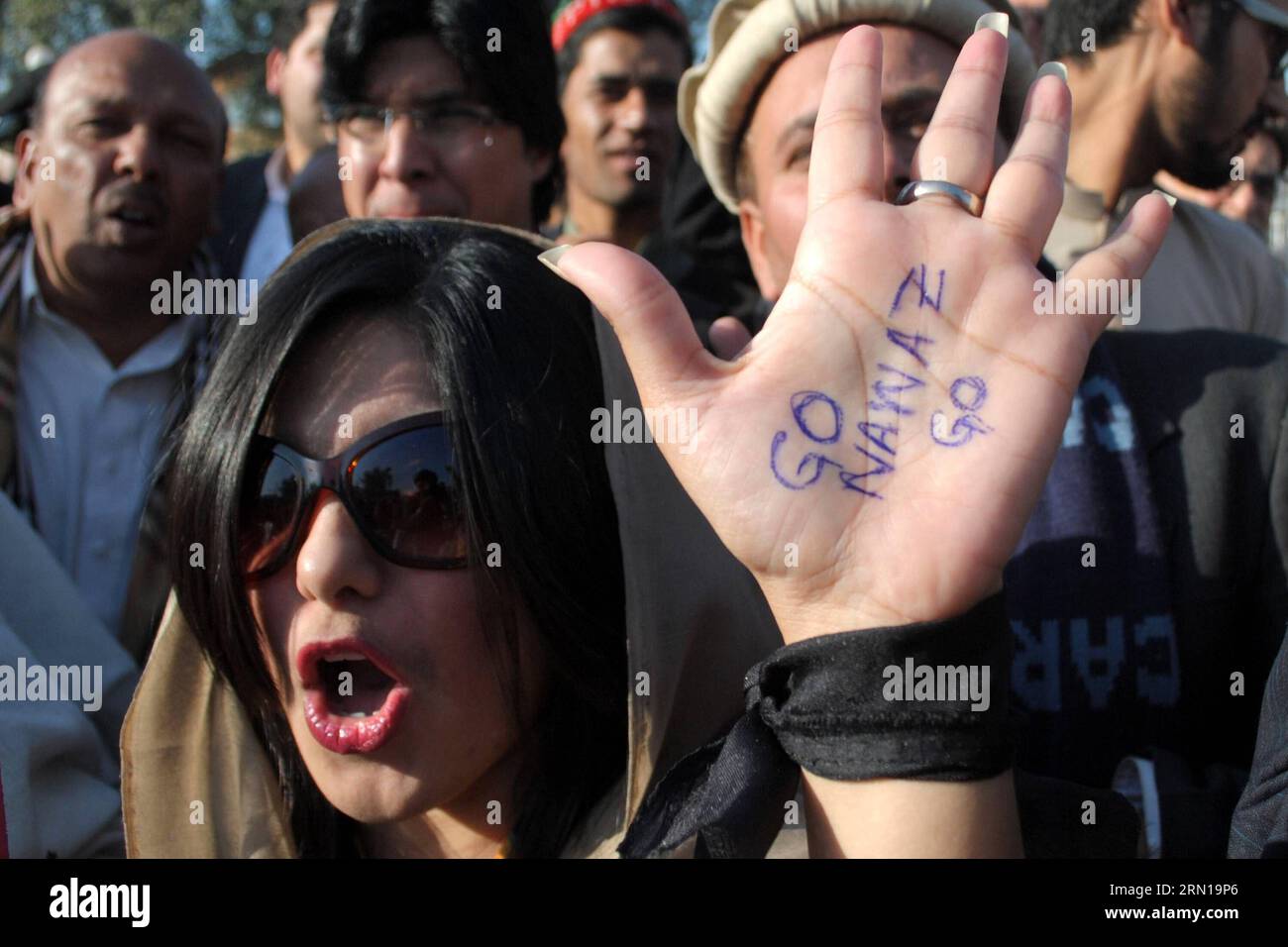 (141209) -- PESHAWAR, 9 dicembre 2014 -- attivisti pakistani dell'opposizione Pakistan Tehreek-e-Insaaf (PTI) gridano slogan durante una protesta contro l'uccisione di un lavoratore di partito nel Peshawar del Pakistan nordoccidentale il 9 dicembre 2014. Almeno un lavoratore del PTI è morto e 11 persone, tra cui due agenti di polizia, feriti negli scontri tra i lavoratori del PTI e il Pakistan Muslim League-Nawaz a Faisalabad lunedì. ) PAKISTAN-PESHAWAR-PTI-PROTESTA UmarxQayyum PUBLICATIONxNOTxINxCHN Peshawar DEC 9 2014 attivisti pakistani dell'opposizione Pakistan Tehreek e Insaaf PTI Shout slogan durante una protesta contro Foto Stock