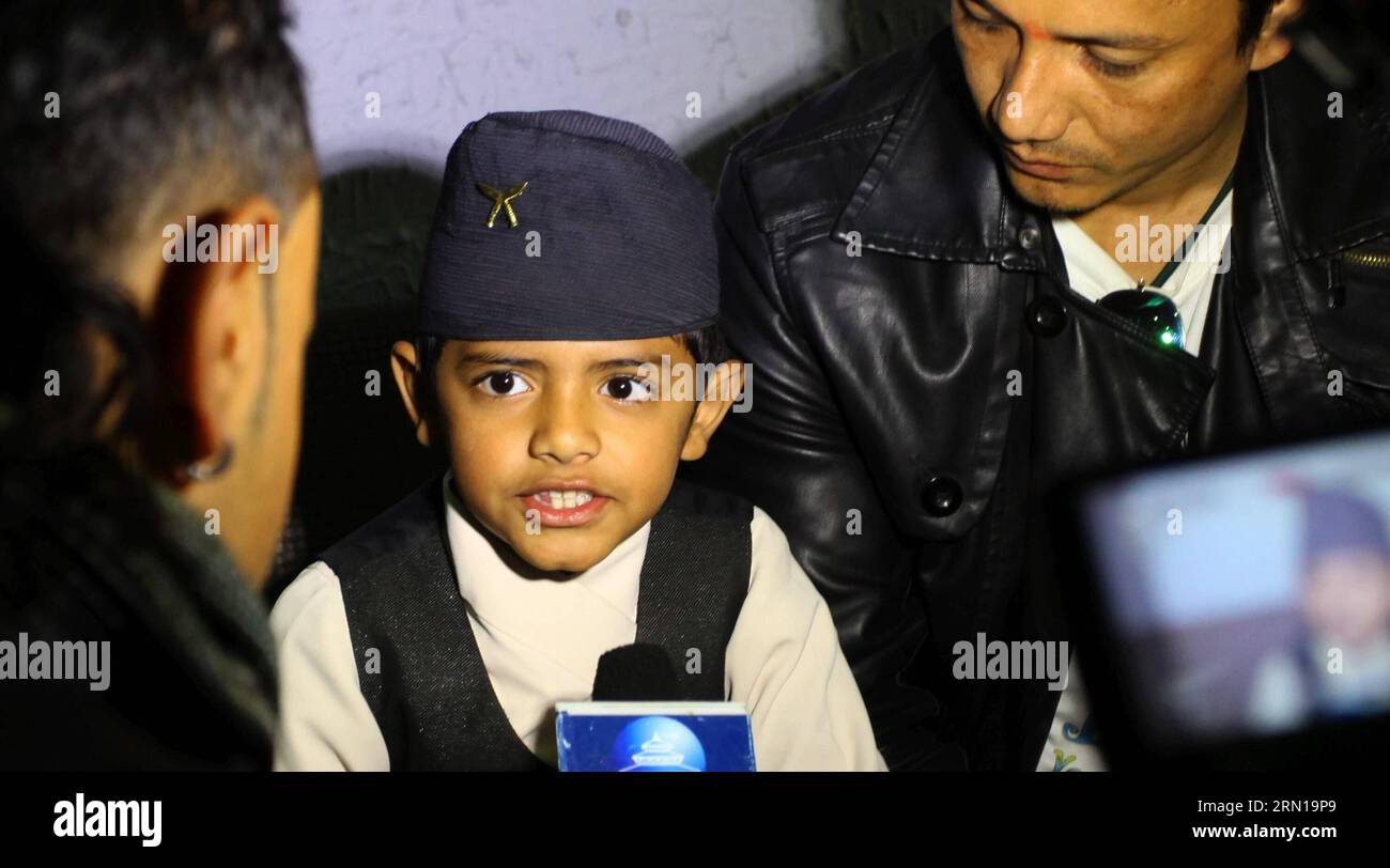 (141209) -- KATHMANDU, 9 dicembre 2014 -- il bambino nepalese di otto anni Saugat Bista parla del suo film nepalese Love You Baba con i media durante la sua prima a Kathmandu, Nepal, 9 dicembre 2014. Bista sta sta sta cercando di essere il regista più giovane a rompere il Guinness World record del ragazzo indiano Kishan Shrikanth che ha diretto un film all'età di 9 anni. NEPAL-KATHMANDU-IL PIÙ GIOVANE REGISTA SunilxSharma PUBLICATIONxNOTxINxCHN Kathmandu DEC 9 2014 Nepalese otto anni Kid Bista parla del suo film nepalese Love You Baba with Media durante la sua Premiere a Kathmandu Nepal DEC 9 2014 Bista sta sta sta sta sta sta sta sta sta sta sta sta sta È in t Foto Stock