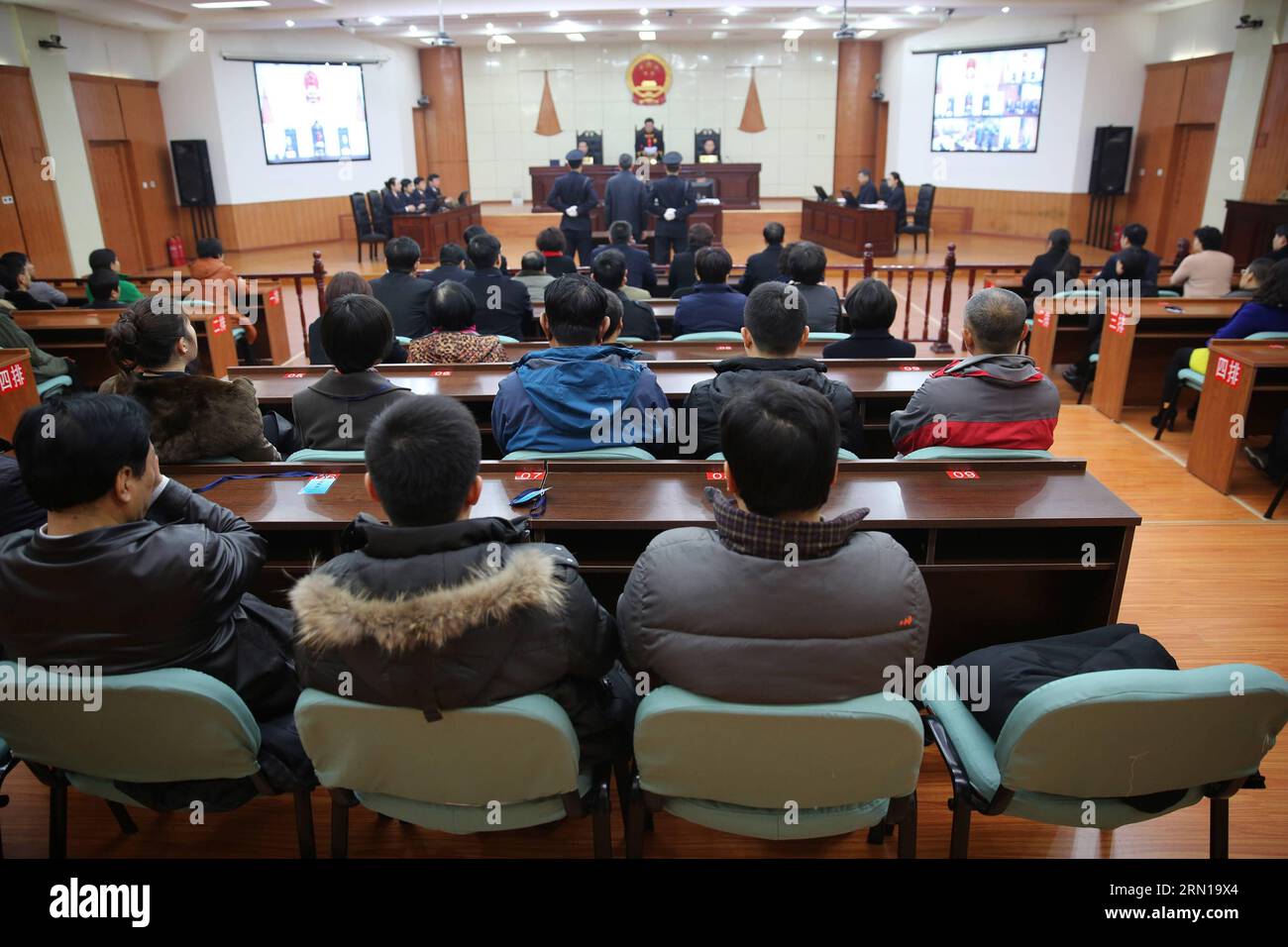 POLITIK Cina - Ehemaliger Wirtschaftsplaner Liu Tienan zu lebenslanger Haft verurteilt (141210) -- LANGFANG, 10 dicembre 2014 () -- Un giudice annuncia il verdetto di Liu Tienan, un ex alto funzionario di pianificazione economica, presso il tribunale popolare intermedio di Langfang a Langfang, provincia di Hebei, 10 dicembre 2014. Liu Tienan, ex vice capo della Commissione nazionale per lo sviluppo e le riforme ed ex capo dell'amministrazione nazionale dell'energia, è stato condannato per corruzione e condannato all'ergastolo dalla Corte popolare intermedia di Langfang il 10 dicembre. (/Langfang Intermediate People Foto Stock
