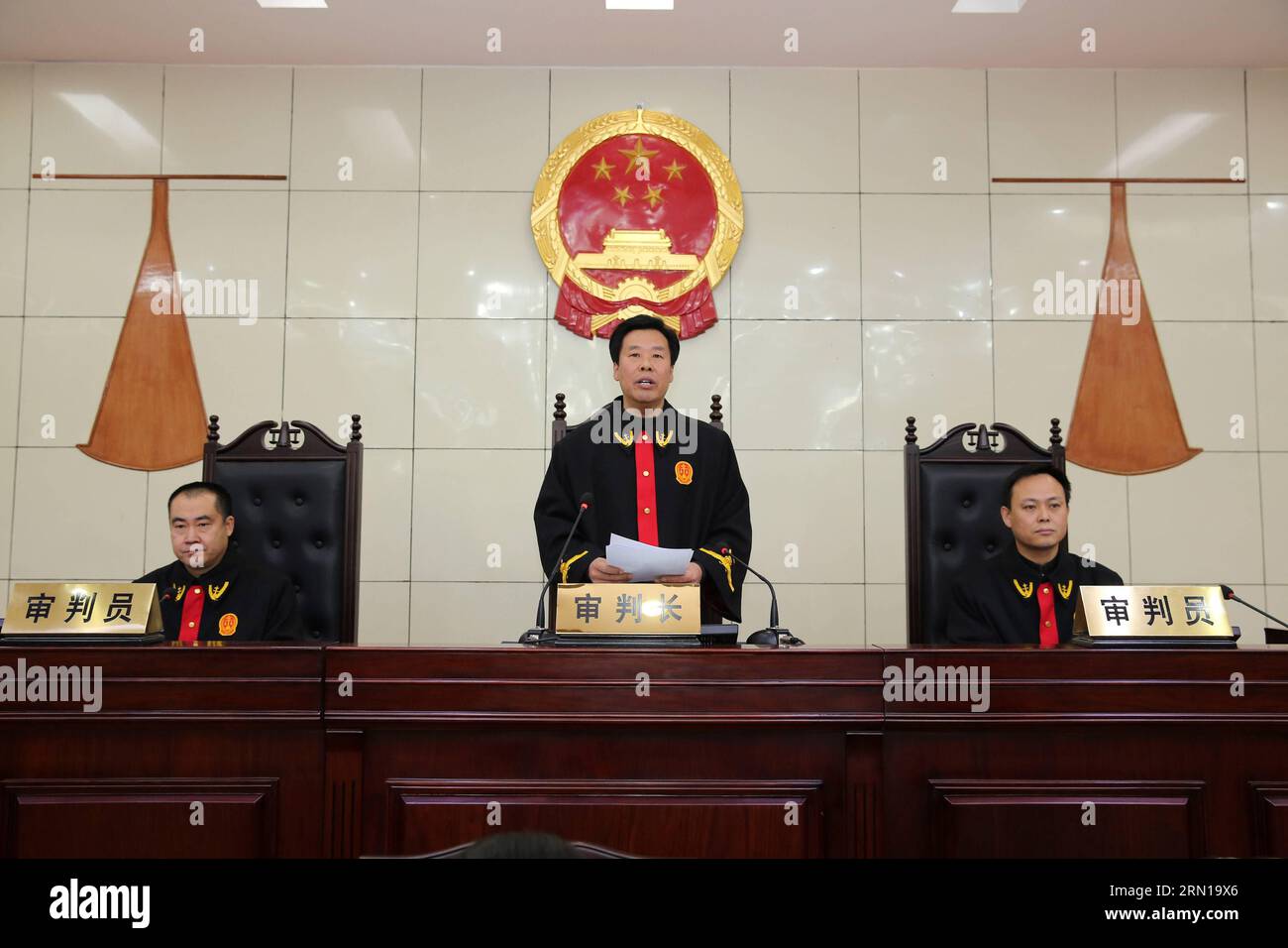 POLITIK Cina - Ehemaliger Wirtschaftsplaner Liu Tienan zu lebenslanger Haft verurteilt (141210) -- LANGFANG, 10 dicembre 2014 () -- Un giudice annuncia il verdetto di Liu Tienan, un ex alto funzionario di pianificazione economica, presso il tribunale popolare intermedio di Langfang a Langfang, provincia di Hebei, 10 dicembre 2014. Liu Tienan, ex vice capo della Commissione nazionale per lo sviluppo e le riforme ed ex capo dell'amministrazione nazionale dell'energia, è stato condannato per corruzione e condannato all'ergastolo dalla Corte popolare intermedia di Langfang il 10 dicembre. (/Langfang Intermediate People Foto Stock